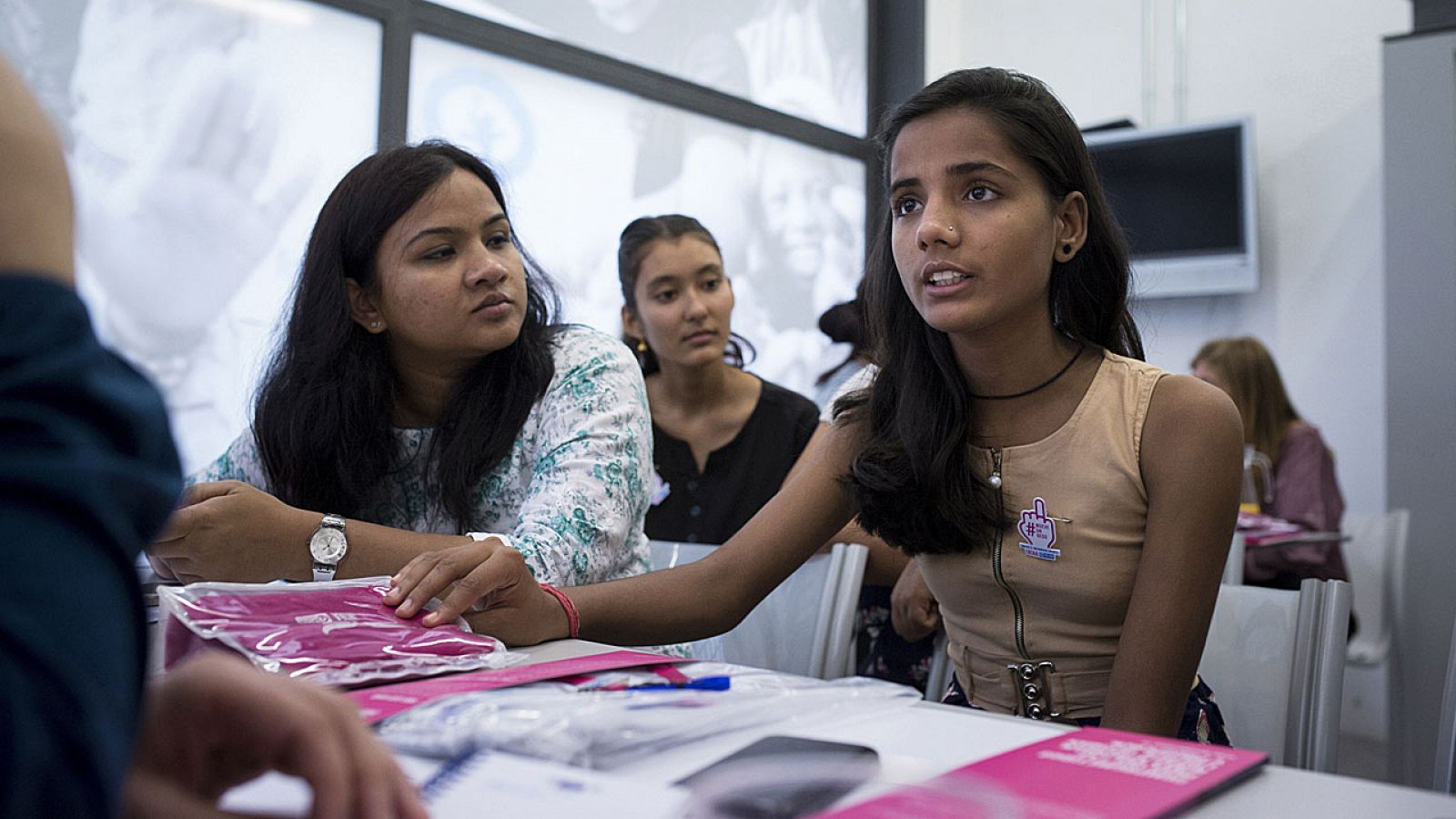 Shatabdi (derecha) y Sabina Shrestha (detrás) luchan para prevenir la violencia contra las niñas en India y Nepal.