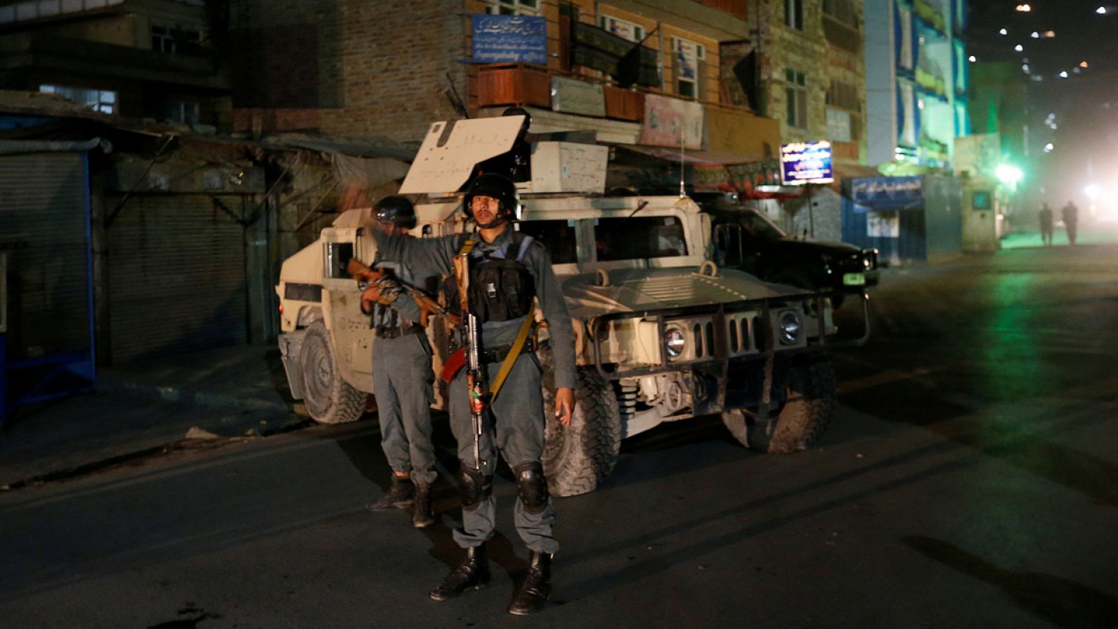 Policías afganos patrullan en el lugar del atentado este martes en Kabul