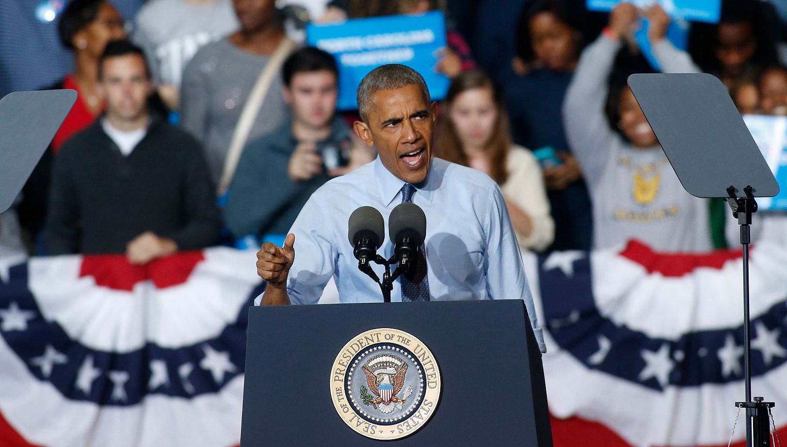 El presidente estadounidense, Barack Obama, en un evento de campaña de la candidata presidencial demócrata Hillary Clinton en el Anfiteatro White Oak de Greensboro, Carolina del Norte.