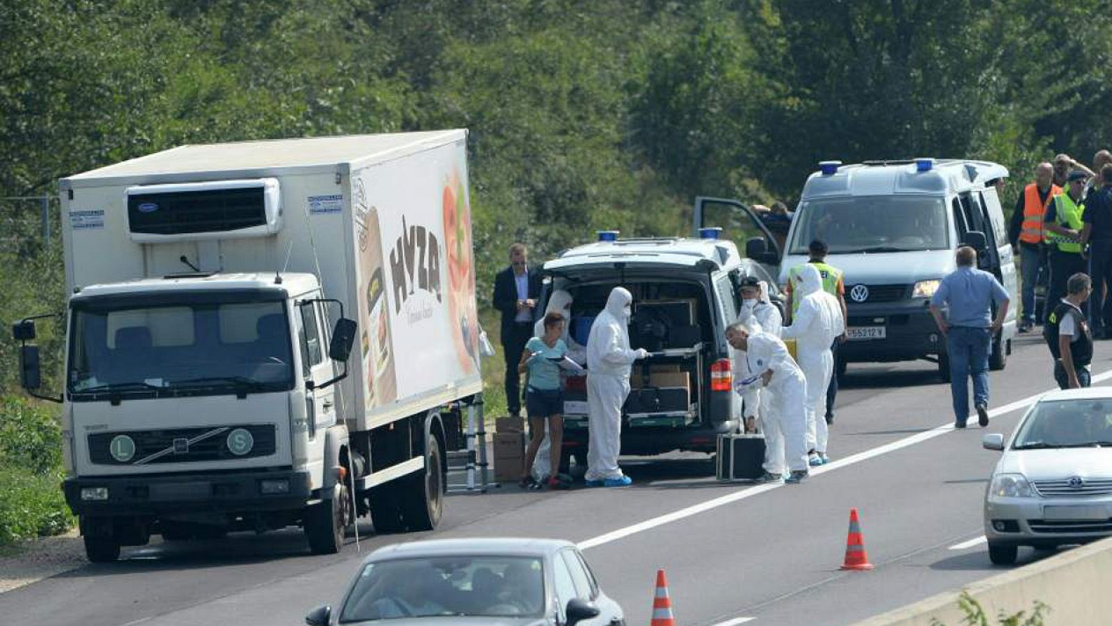 Los forenses inspeccionan el camión en el que aparecieron sin vida 71 inmigrantes en Hungría en agosto de 2015