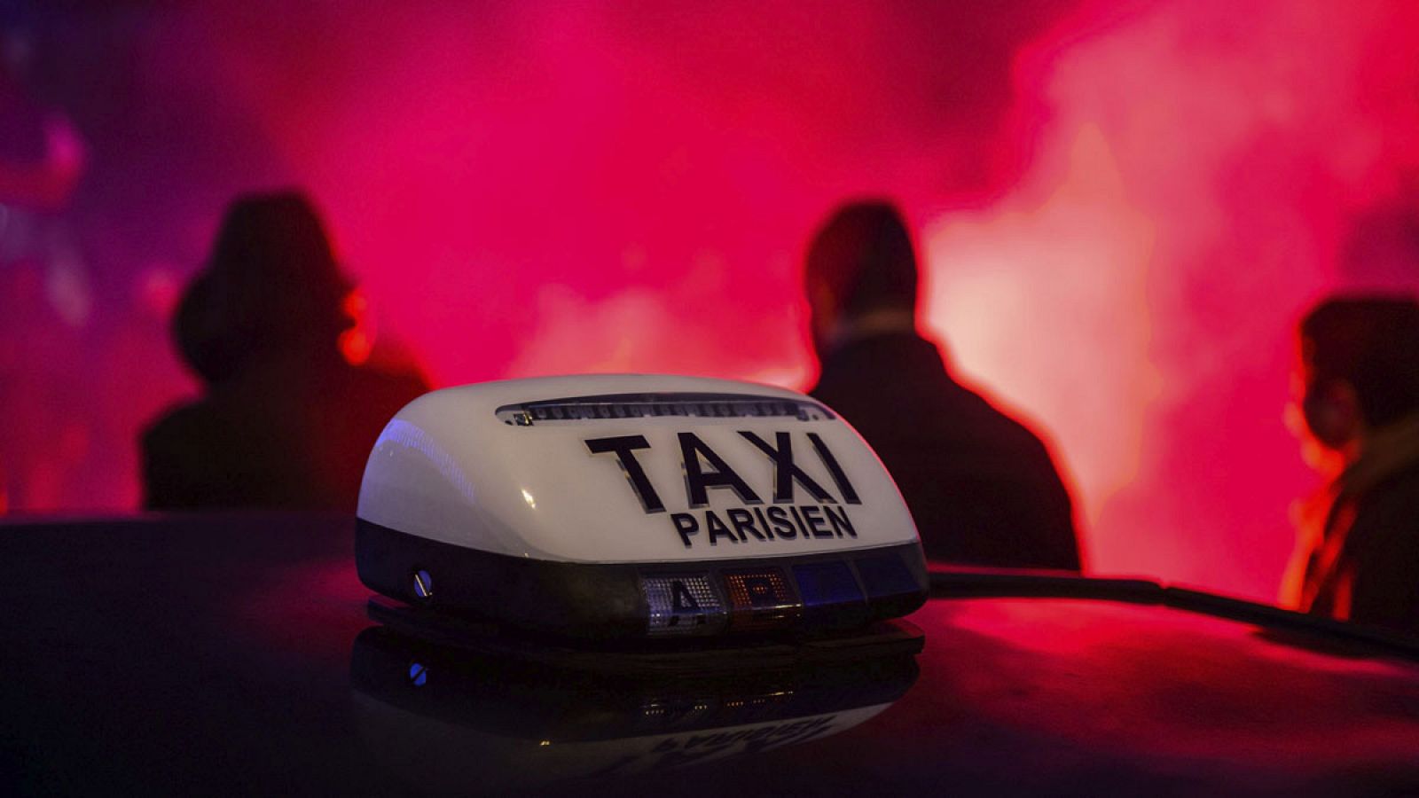 Varios taxistas participan en una manifestación contra Uber en París, Francia