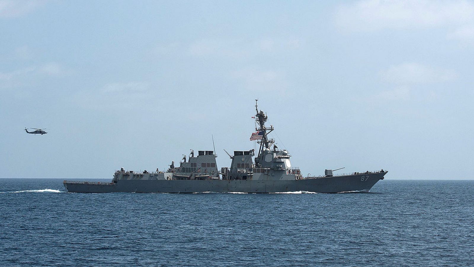 Imagen de archivo del destructor estadounidense USS Mason, supuestamente atacado por los rebeldes hutíes frente a la costa de Yemen