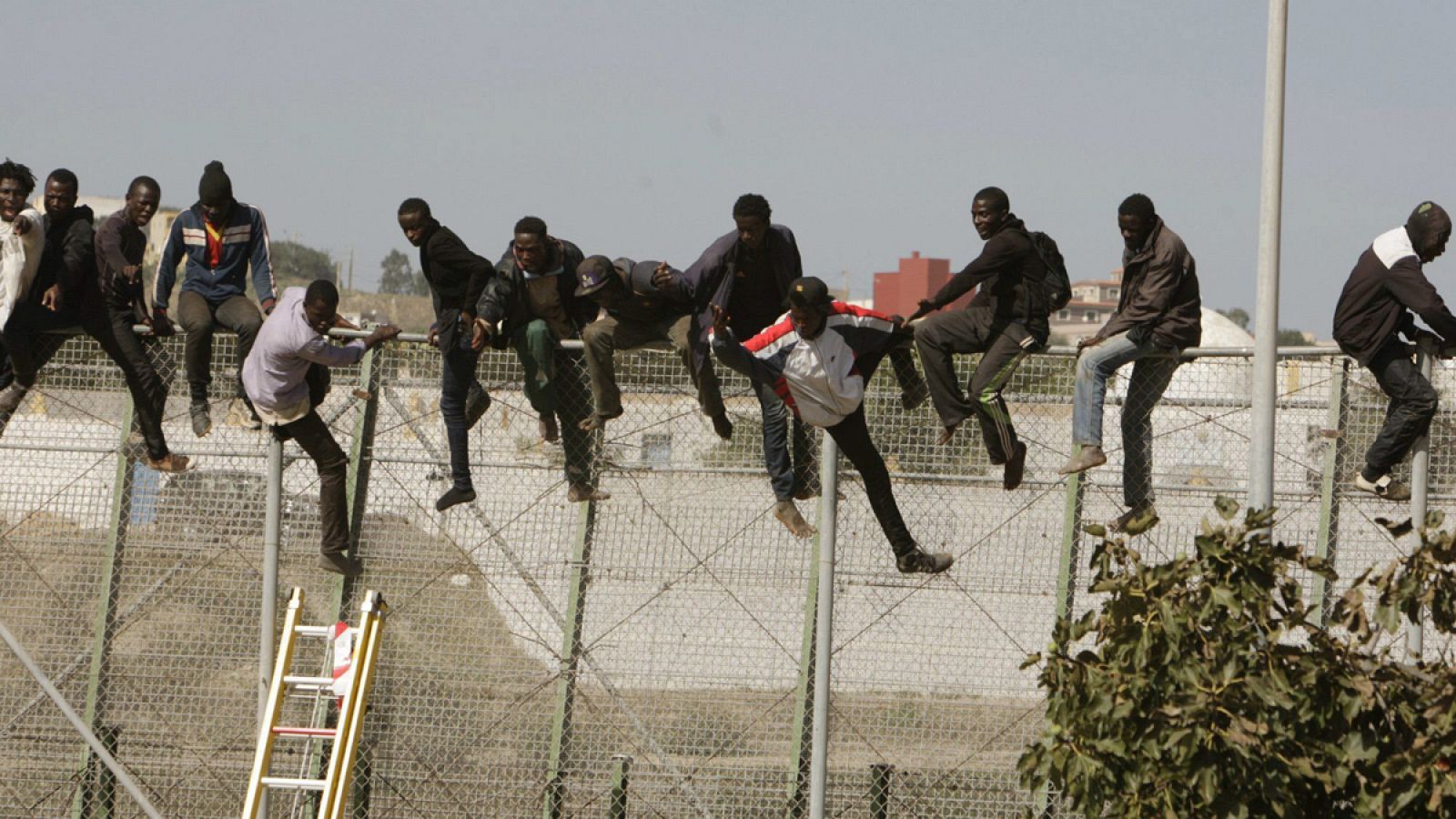 Unos 70 inmigrantes logran saltar la valla en Melilla