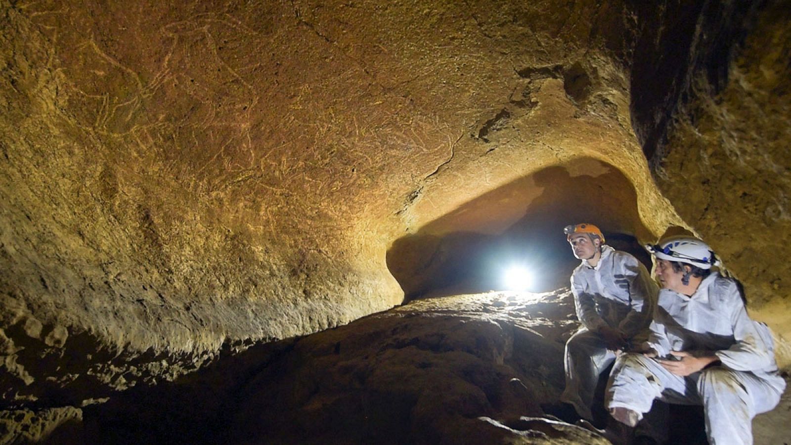 Andoni Iturbe, jefe del servicio foral de Patrimonio, y el prehistorador César González Sainz observan los grabados descubiertos en la cueva de Armintxe, situada en la localidad vizcaína de Lekeitio.