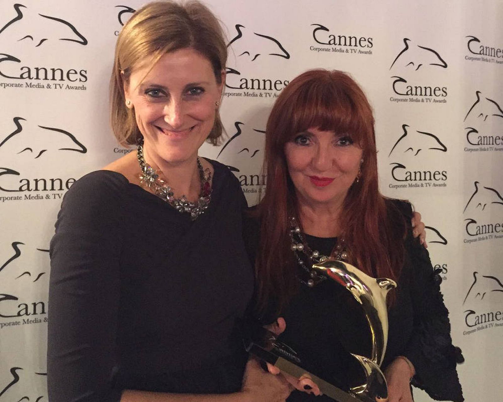  Ana Peláez ('Imprescindibles') y Eva Vizcarra, con el Delfín de Oro de Cannes