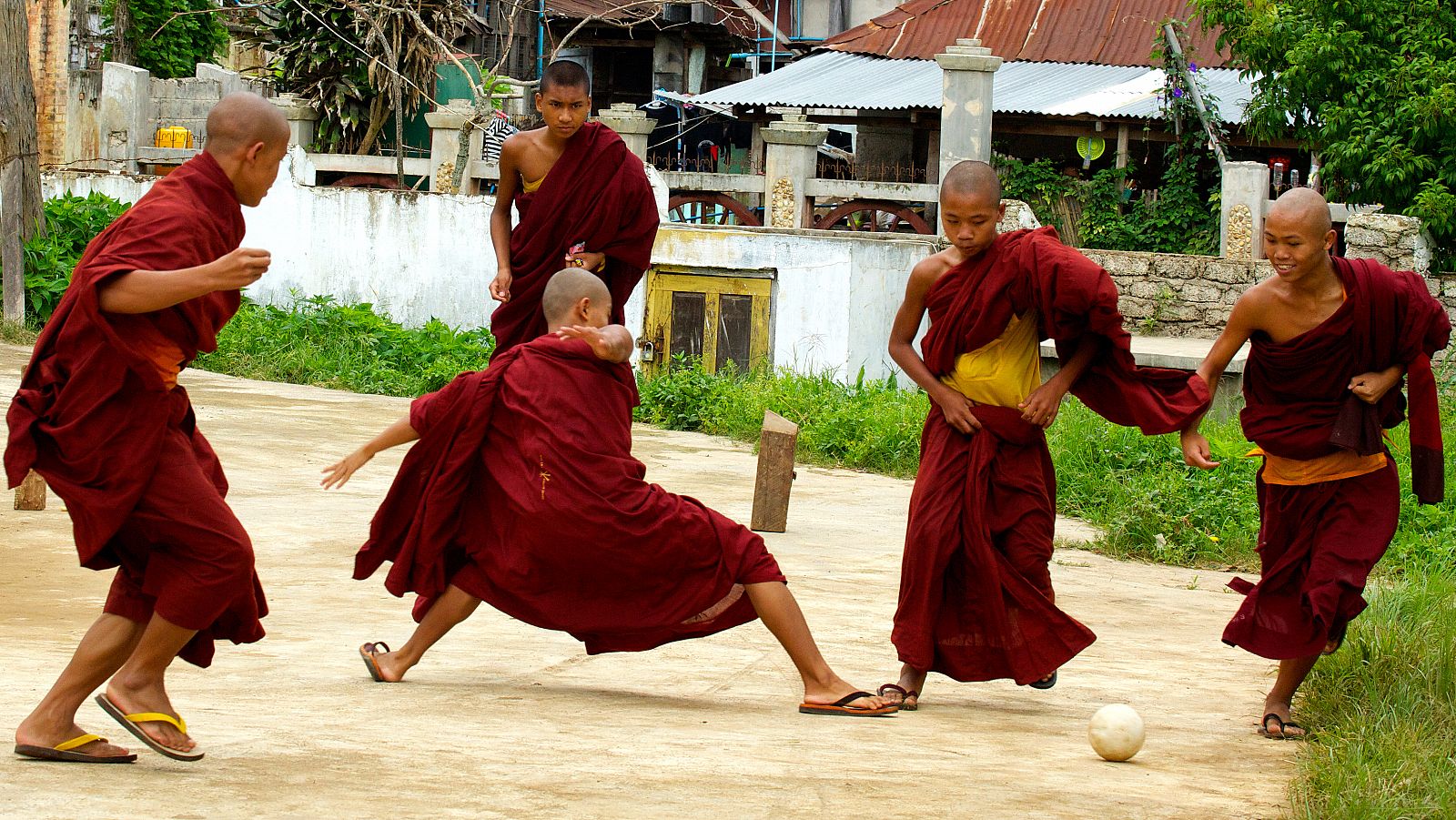 Un grupo de monjes budistas juegan al fútbol en el monasterio de Piyn, en Myanmar.