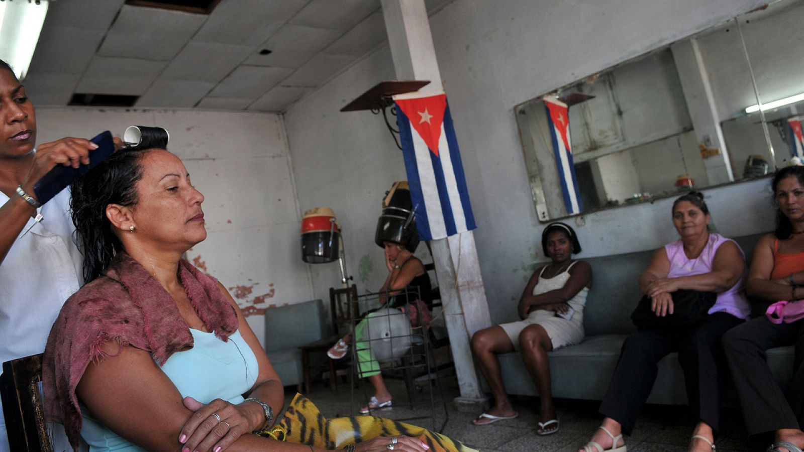 Mujeres aguardan en una peluquería en Santiago de Cuba