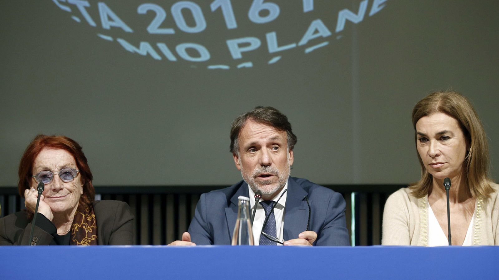 El presidente del Grupo Planeta ,Josep Creuhera, junto a los miembros del jurado Carmen Posadas y Rosa Regas.