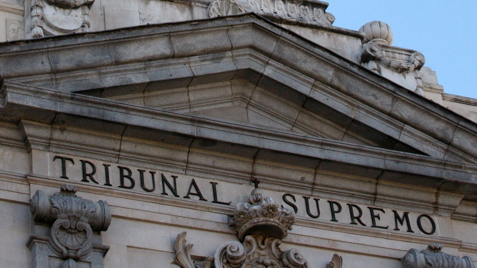 Detalle de la fachada principal del Tribunal Supremo.