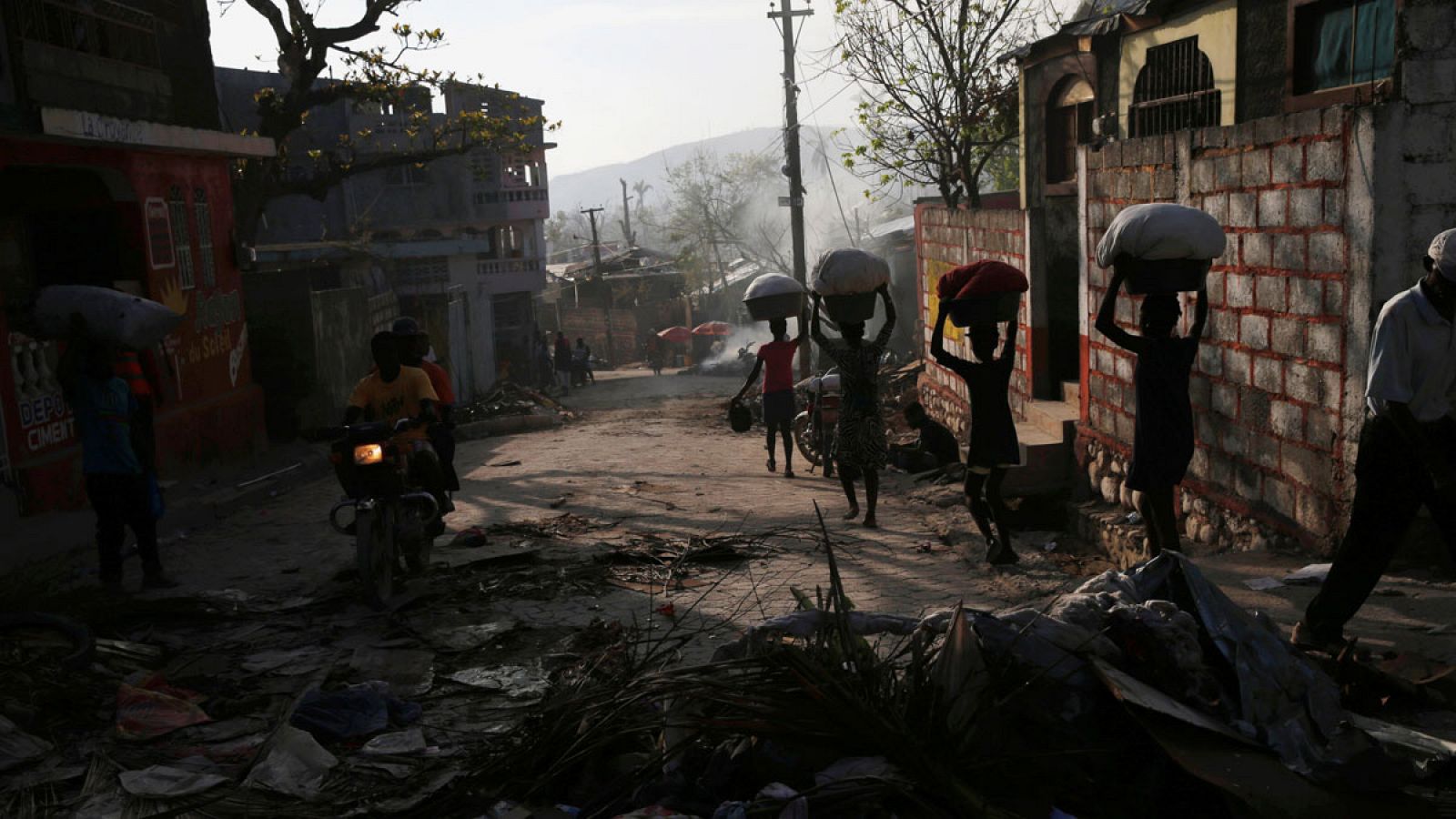 Imagen de una calle de Jeremie, una de las ciudades más devastadas tras el paso del huracán Mathew, una semana después de la tragedia.