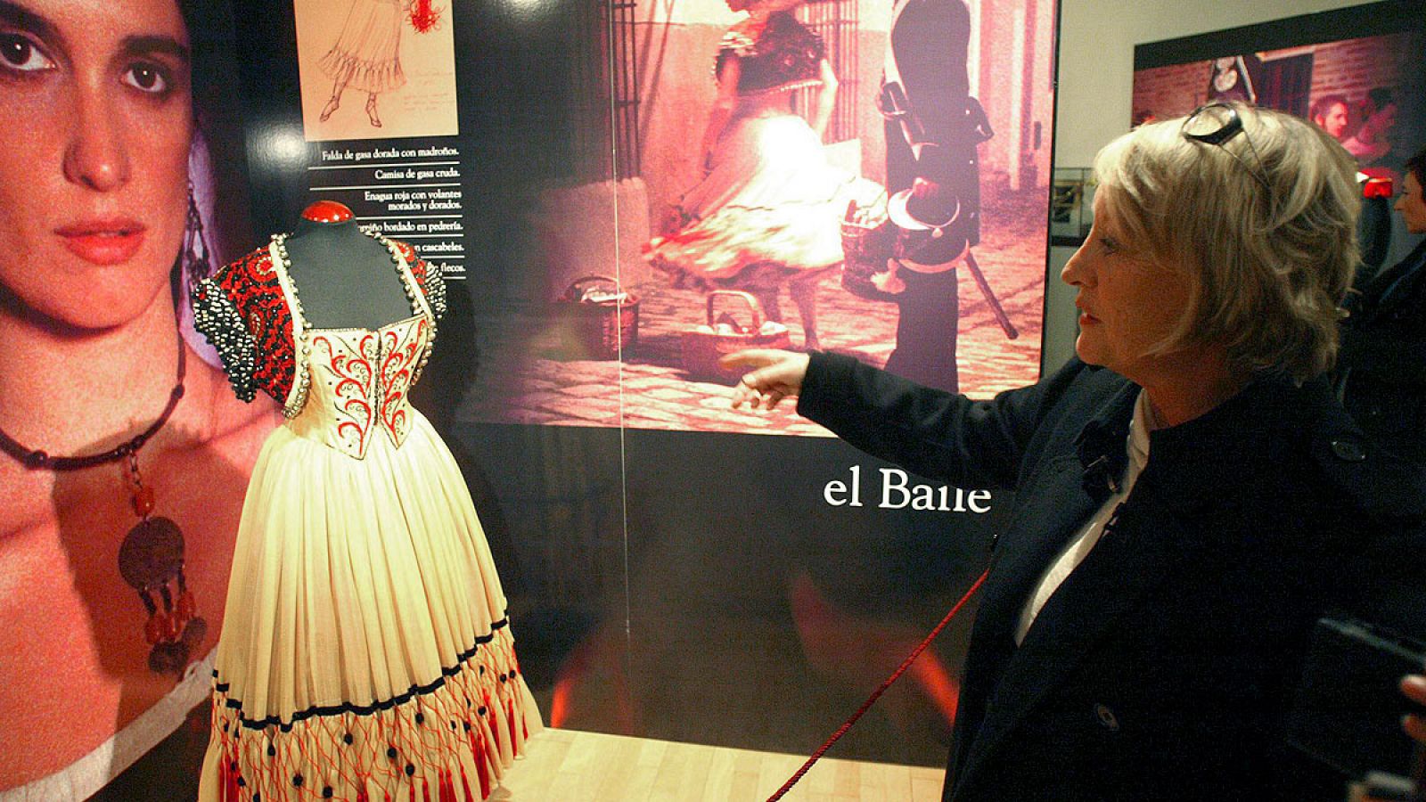 Yvonne Blake muestra parte del vestuario que realizó para la película 'Carmen'