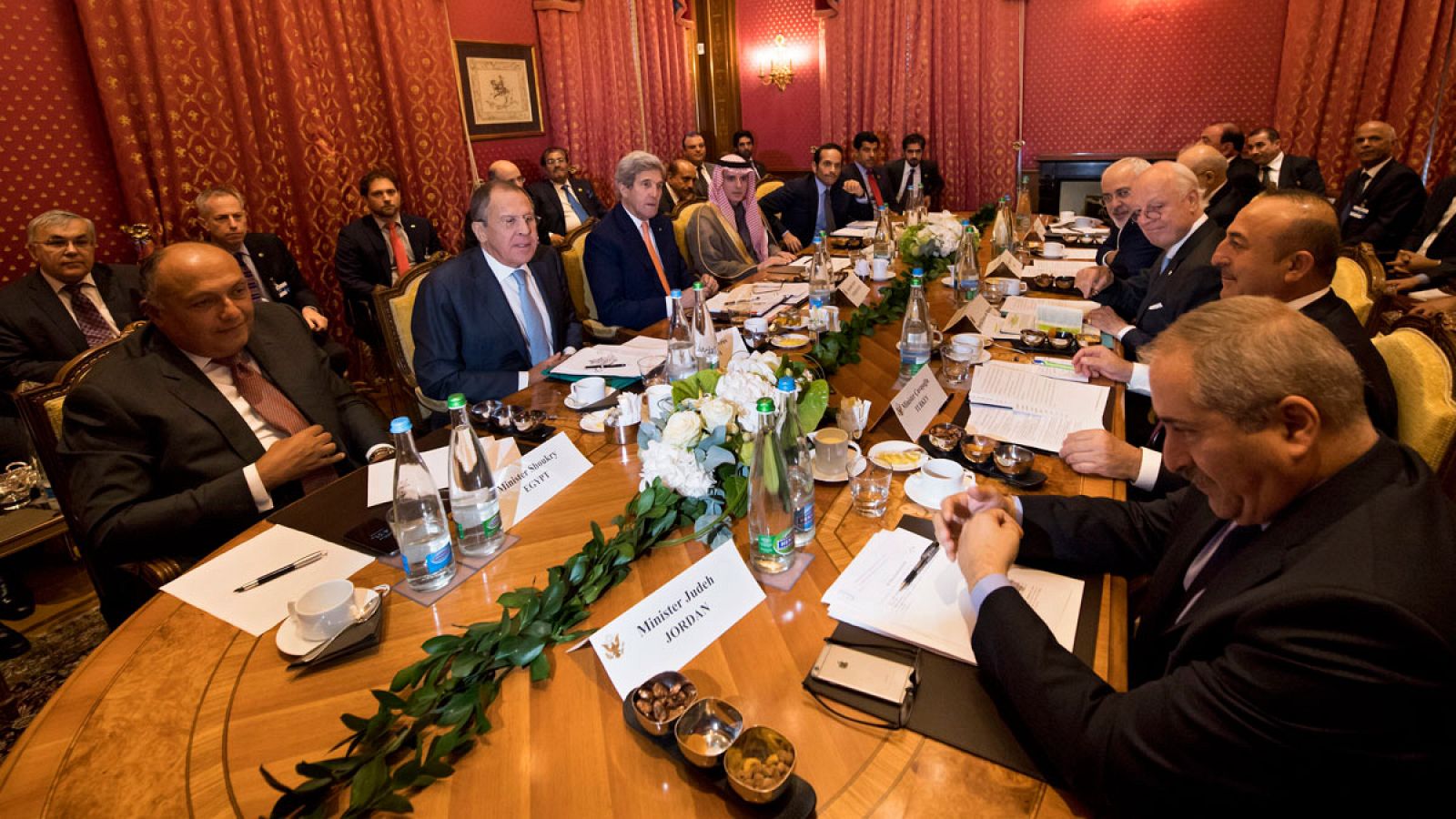 Imagen de la reunión que han mantenido los ministros de Exteriores de Estados Unidos, Rusia, Arabia Saudí, Catar, Egipto, Irán, Iraq, Jordania, y Turquía en la ciudad suiza de Lausana.
