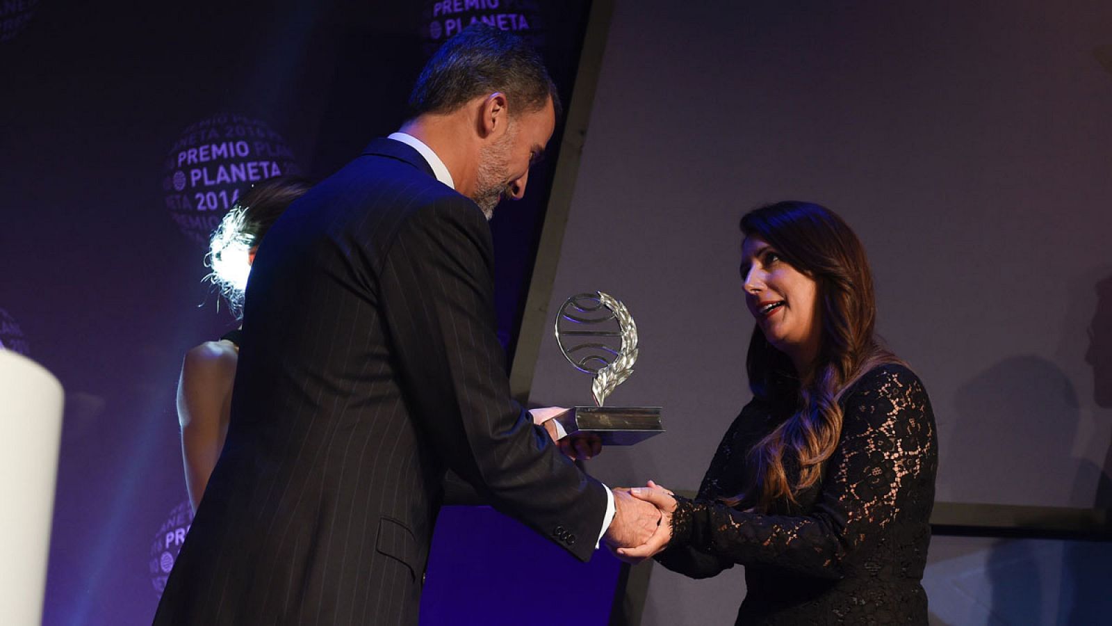 Dolores Redondo recibe el Premio Planeta 2016 de las manos del Rey Felipe VI.