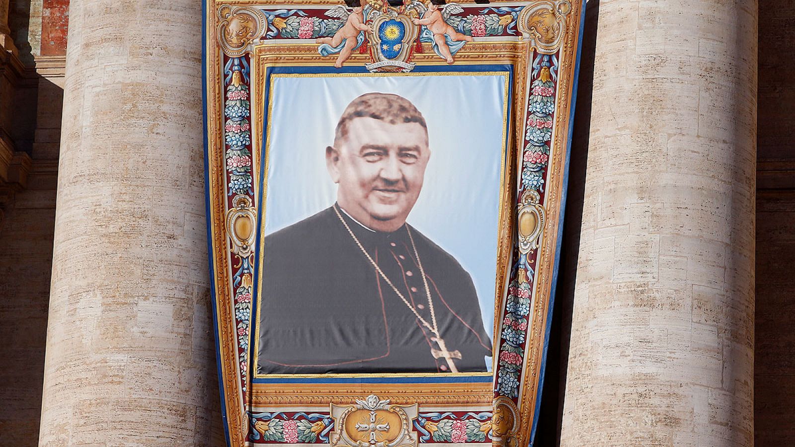 Tapiz de Manuel Gonzalez García en la fachada de la Basílica de San Pedro