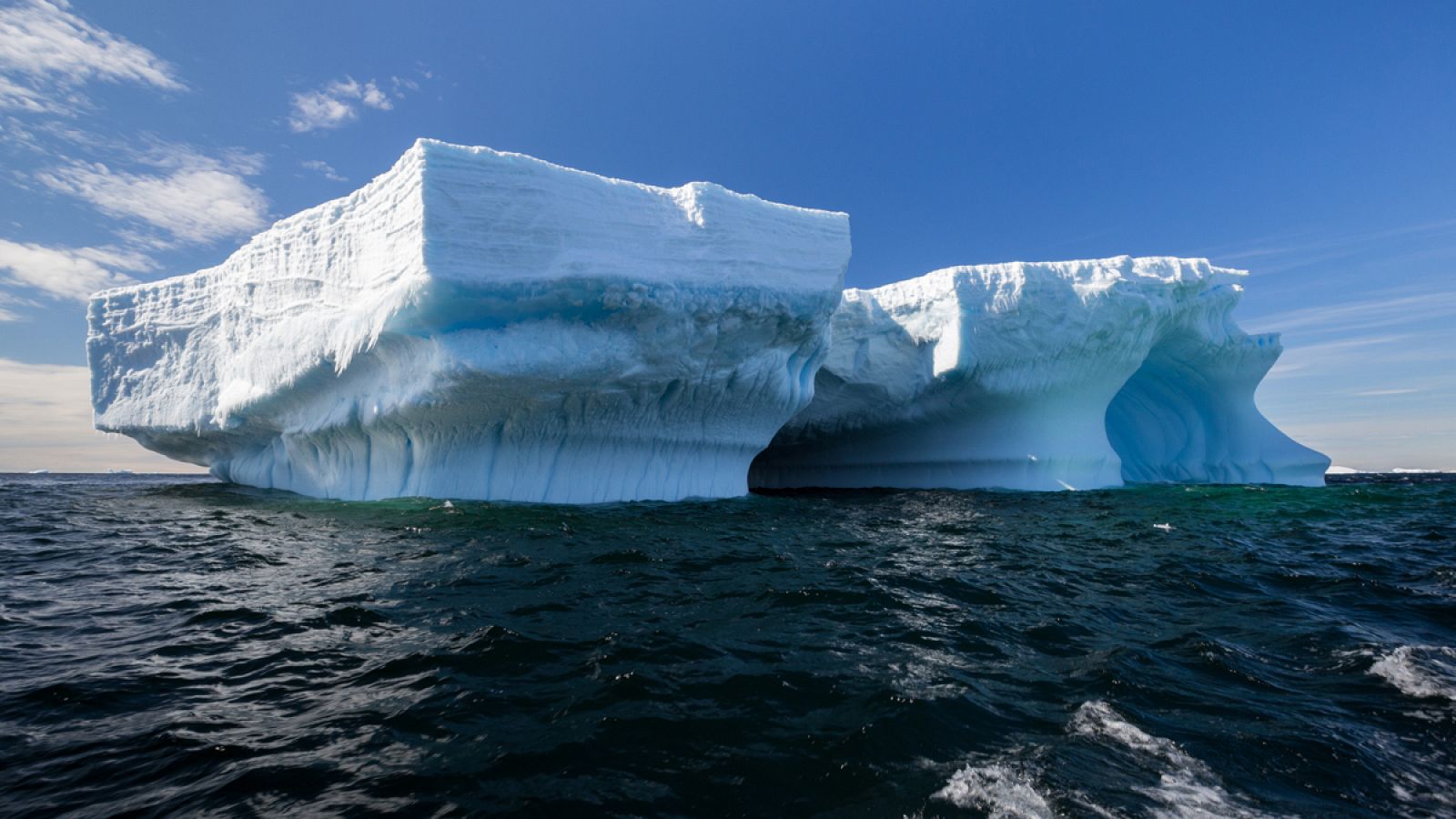 Icebergs en la costa de la isla Astrolabe, perteneciente a la Antártida
