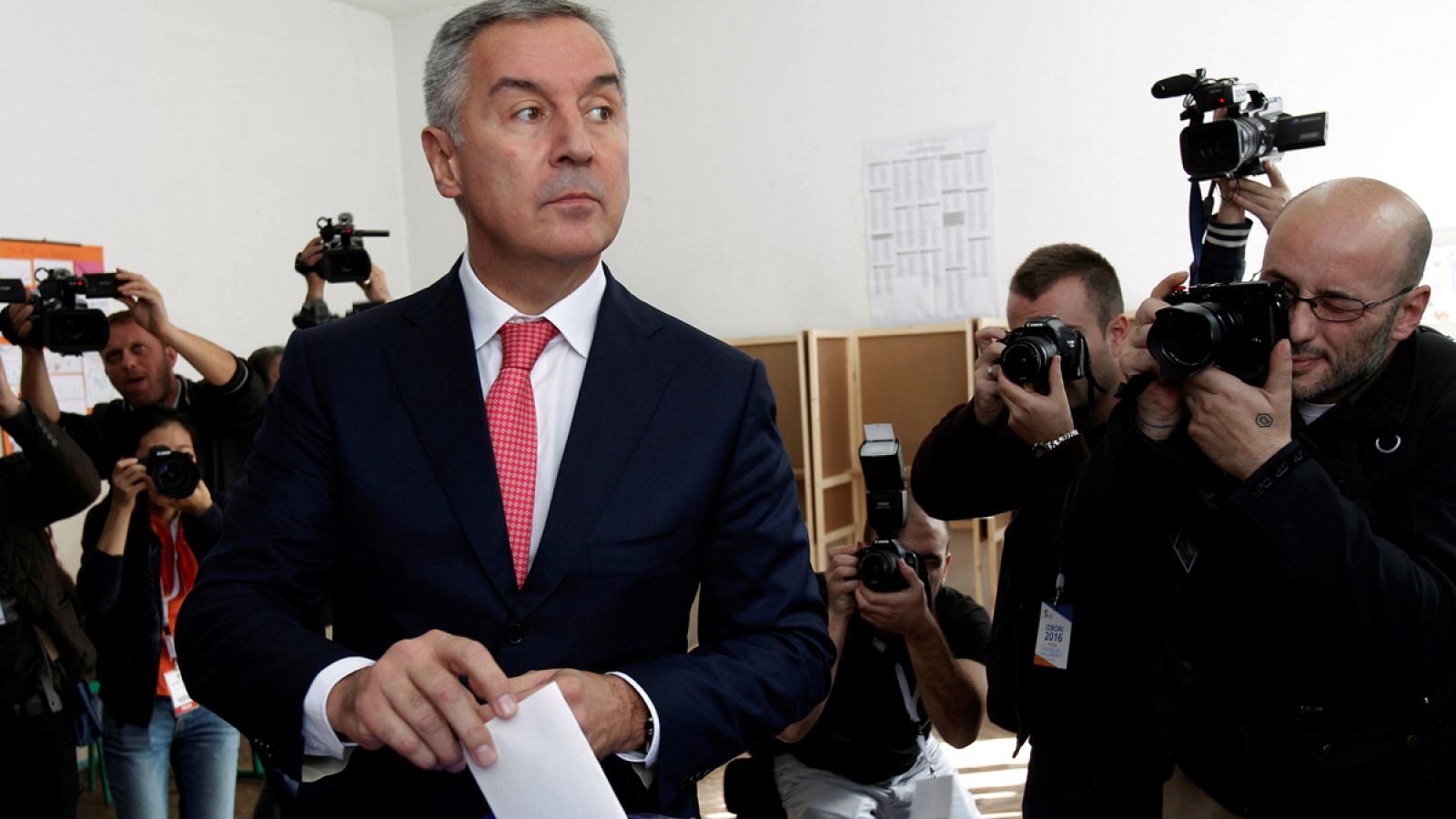 El primer ministro de Montenegro, Milo Djukanovic, emite su voto durante la jornada electoral