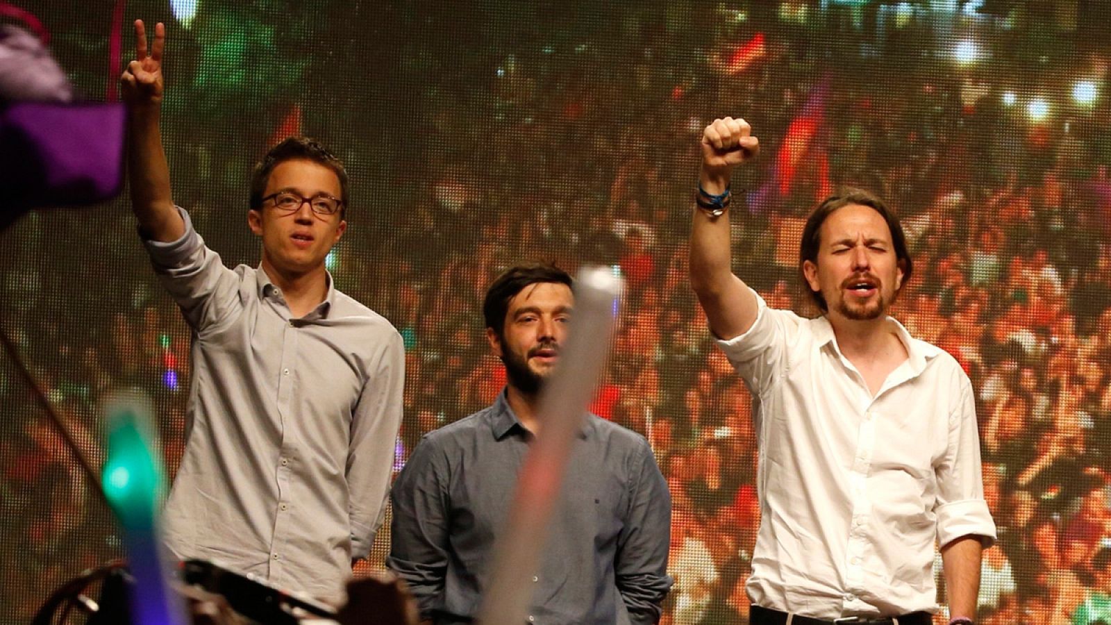 Errejón haciendo el gesto de la victoria e Iglesias con el puño cerrado, en la noche electoral del 26J.