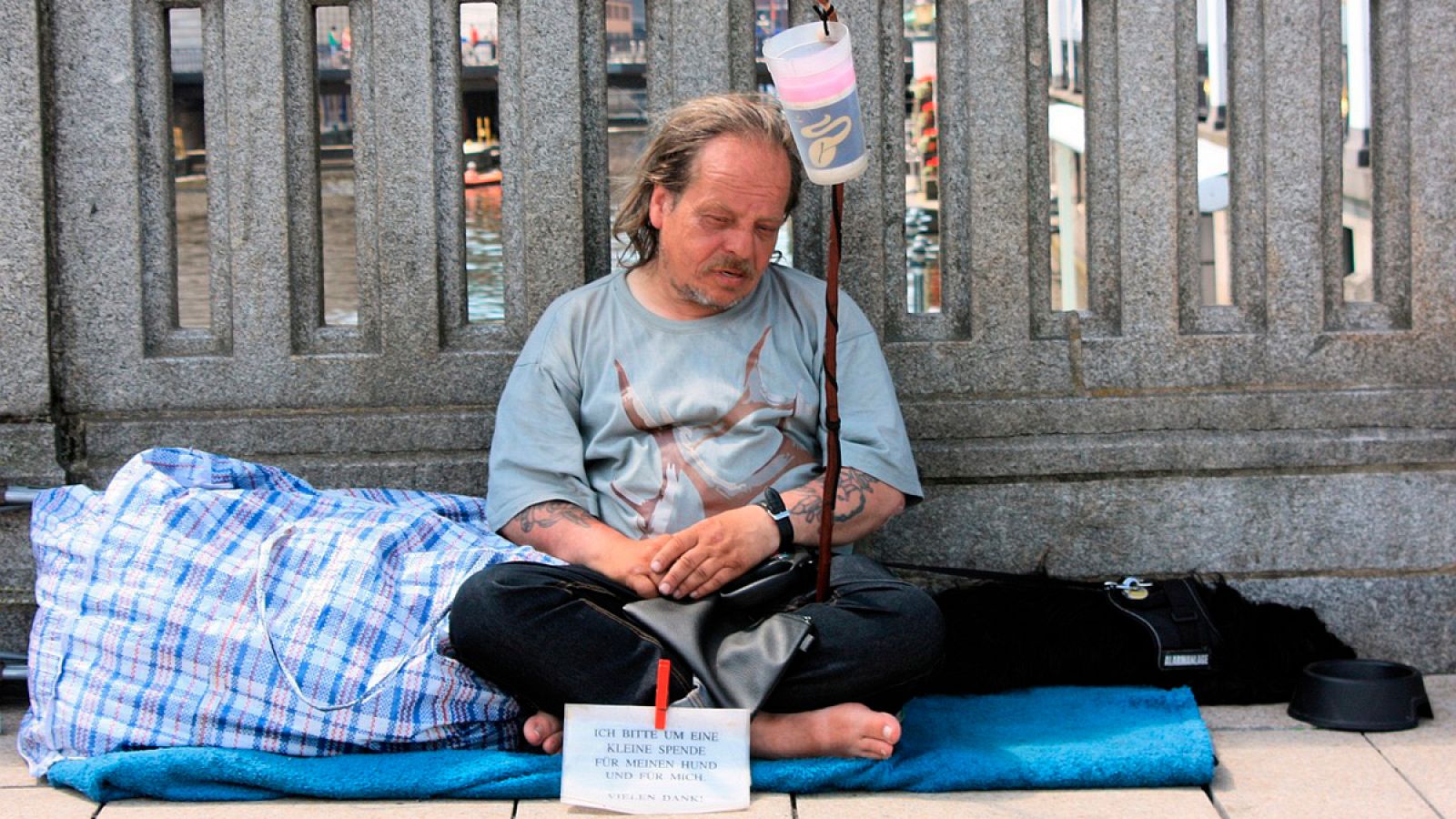 Un hombre sin hogar pide limosna en Hamburgo (Alemania)
