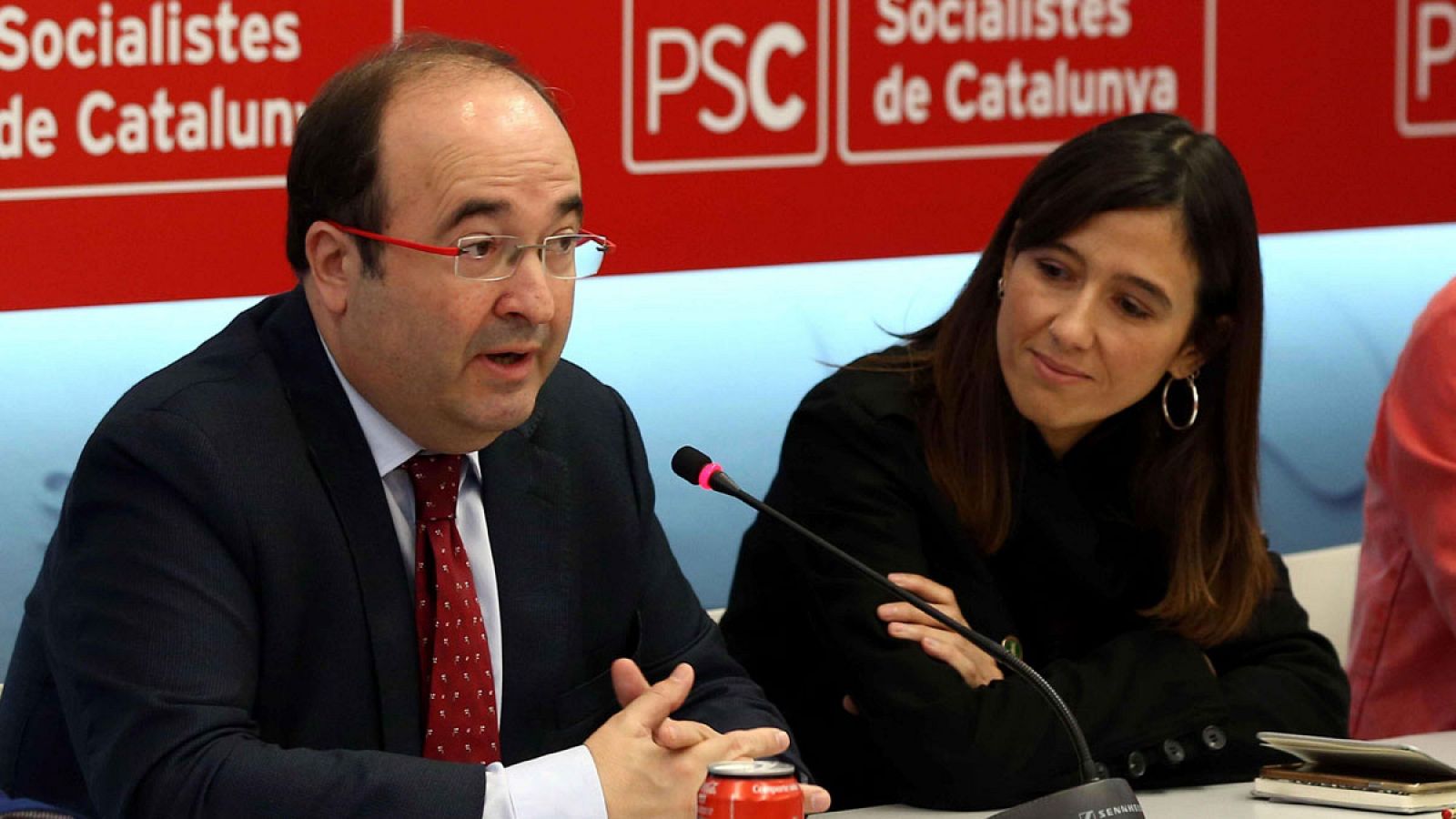 El primer secretario del PSC, Miquel Iceta a la izquierda es observado por su rival en las primarias Núria Parlón