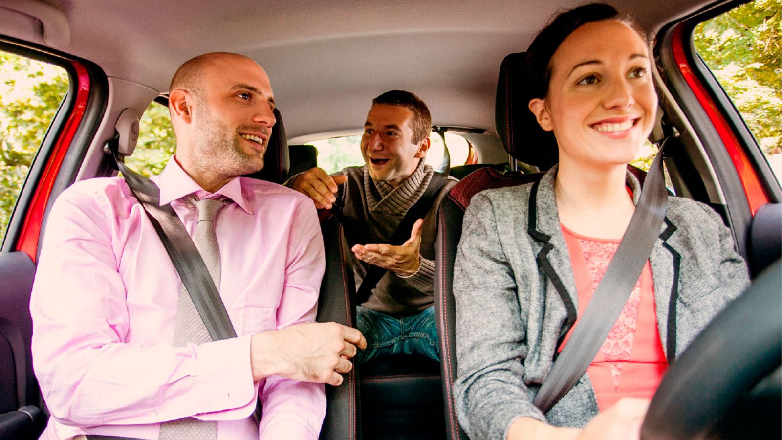 Fotografía facilitada por BlaBlaCar de tres pasajeros que comparten un viaje en coche