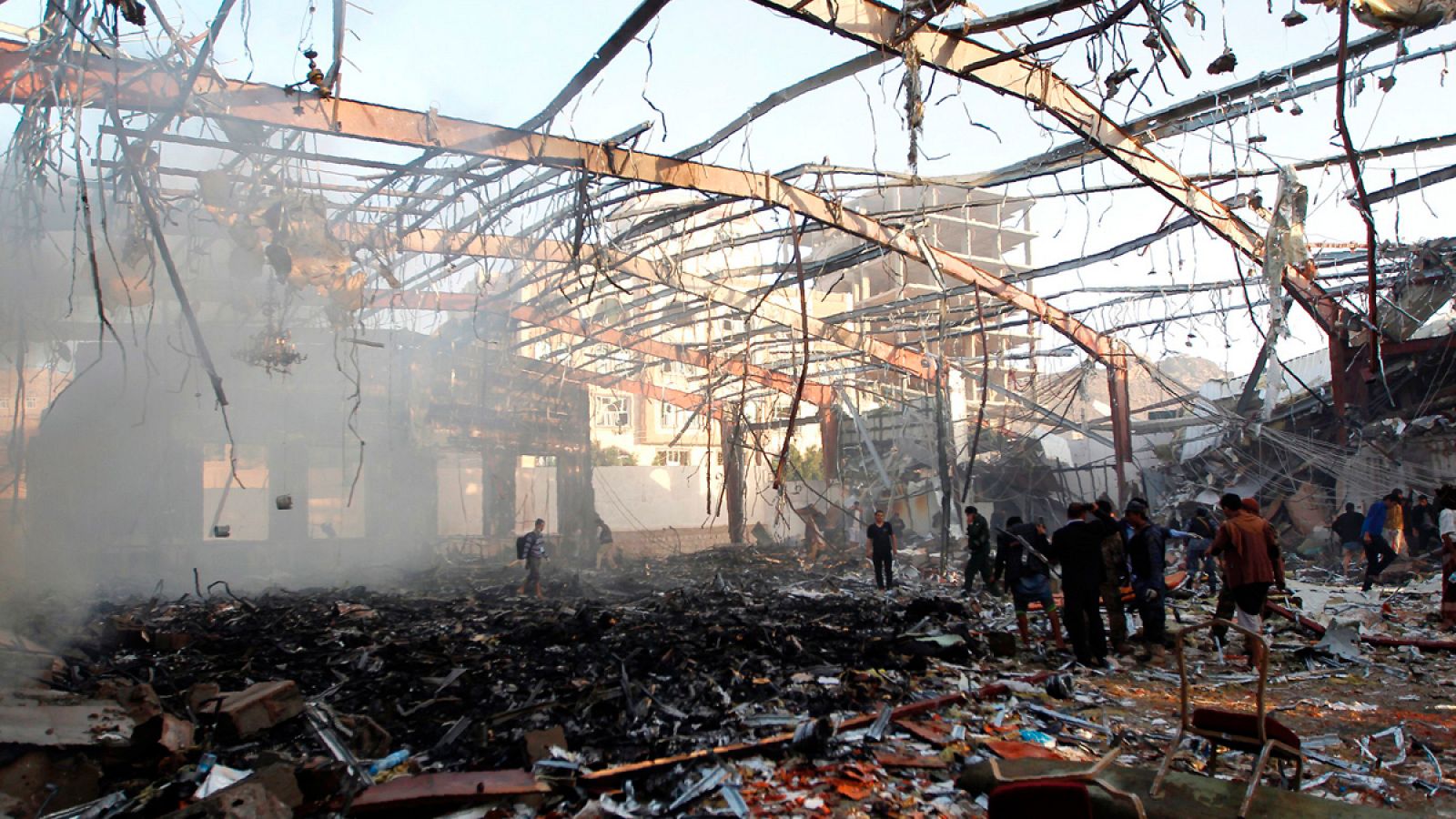 Imagen de archivo de los destrozos provocados por un ataque aéreo en Saná, Yemen, el pasado 8 de octubre.