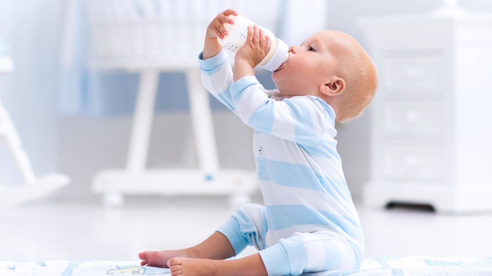 Tomar este tipo de leche durante el primer año triplica el riesgo de padecer obesidad cuando crezcan.