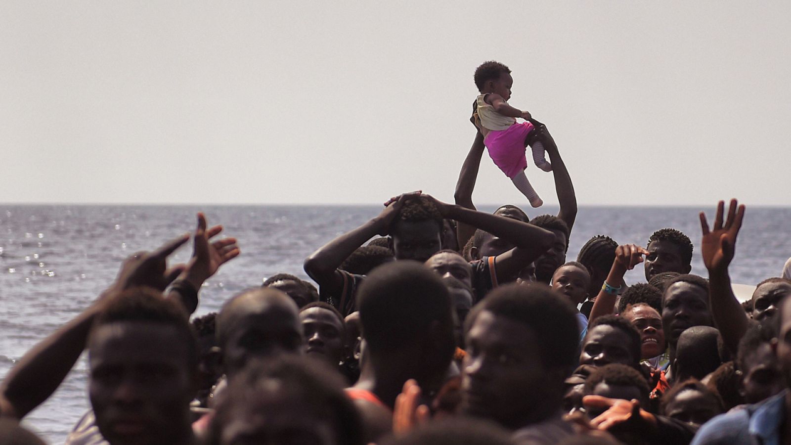 Migrantes esperan a ser rescatados por la ONG Proactiva Open Arms frente a las costas Libias