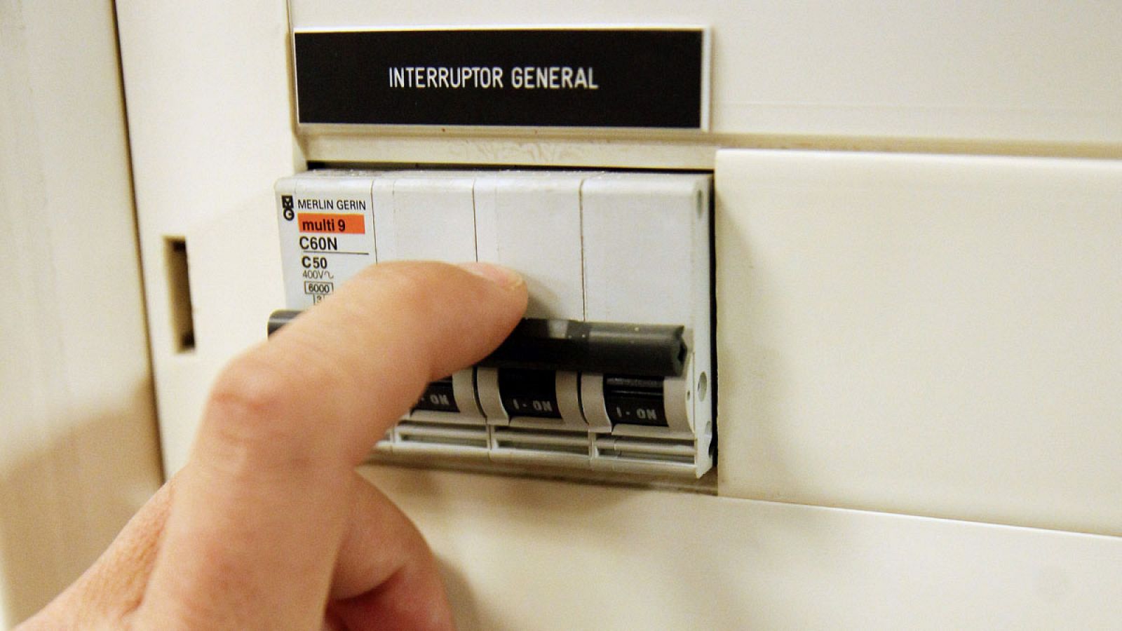 Un consumidor pulsa un interruptor de un cuadro eléctrico