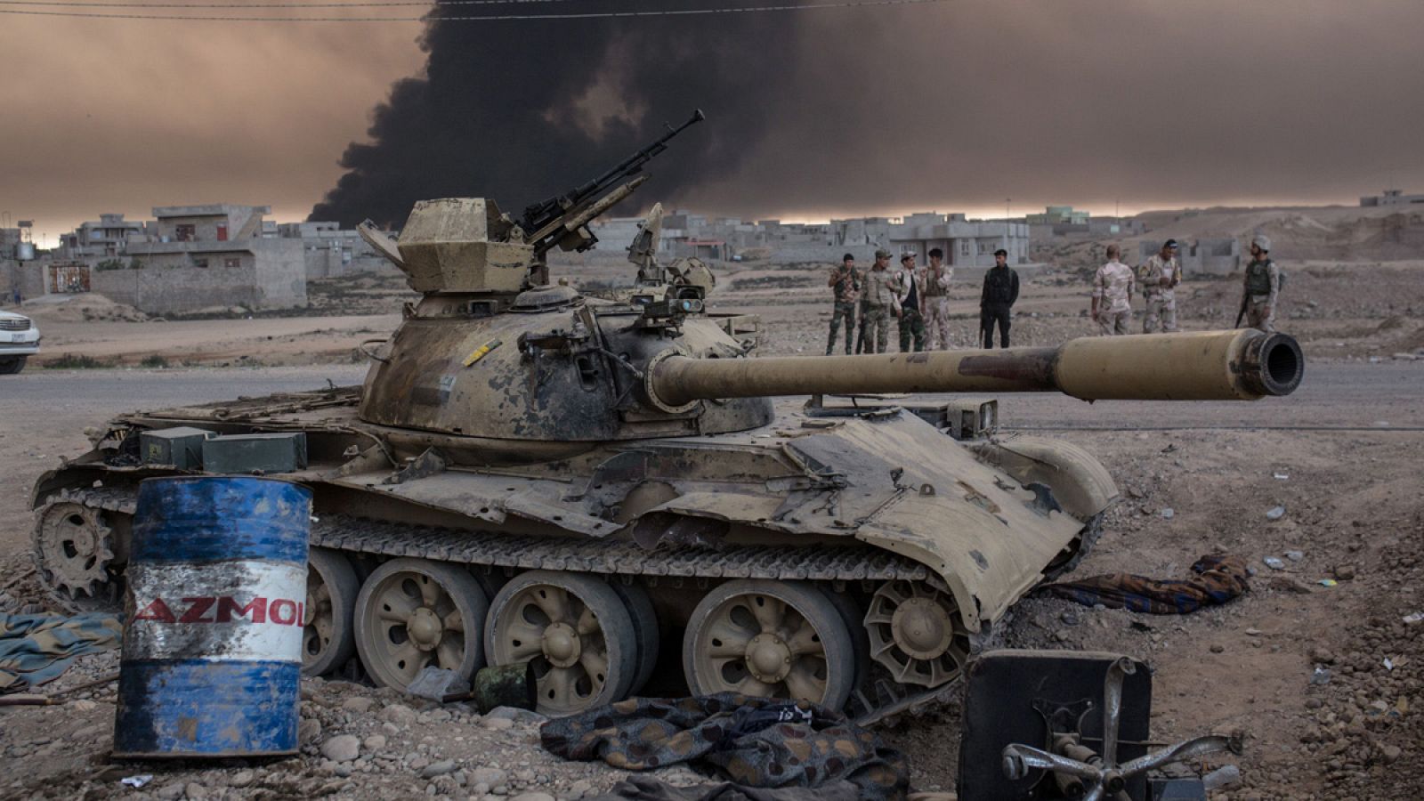 Soldados iraquíes junto a un tanque a unos 60 kilómetros al sur de Mosul