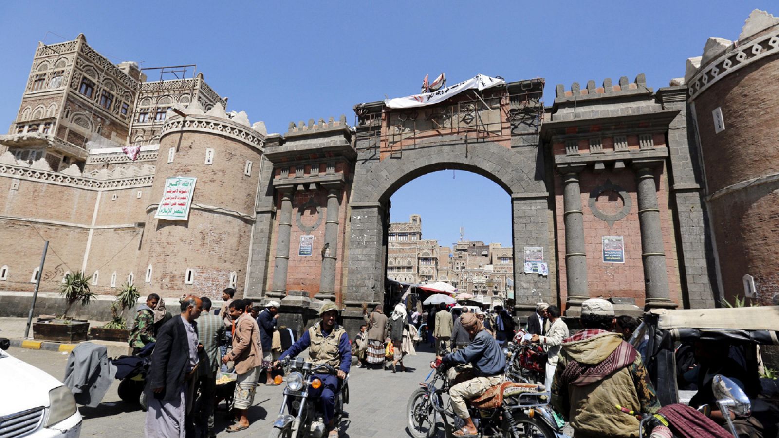 La entrada de la antigua ciudad de Saná, en Yemen