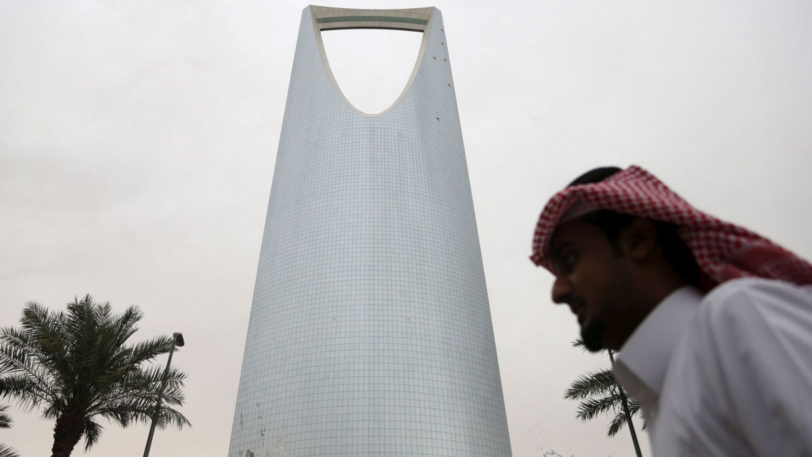 Un hombre pasea frente al Kingdom Centre Tower situado en Riad en una imagen de archivo
