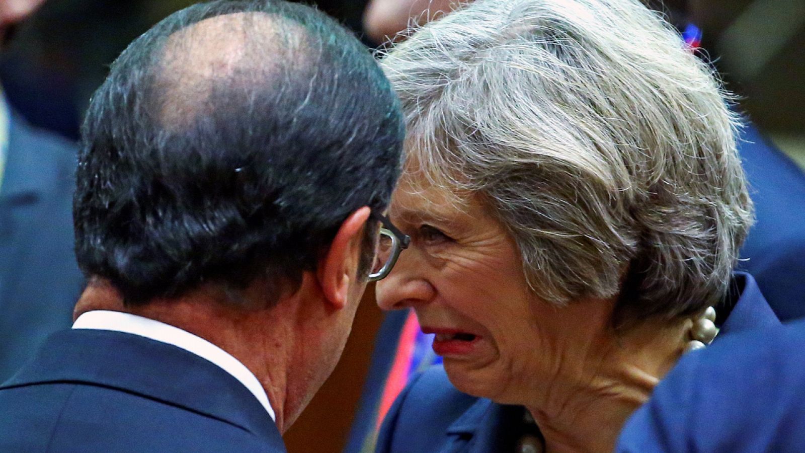 El presidente francés François Hollande habla con la mandataria británica Theresa May