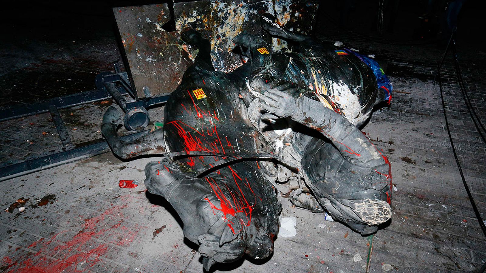 La estatua ecuestre de Franco tirada en el suelo y llena de pintura