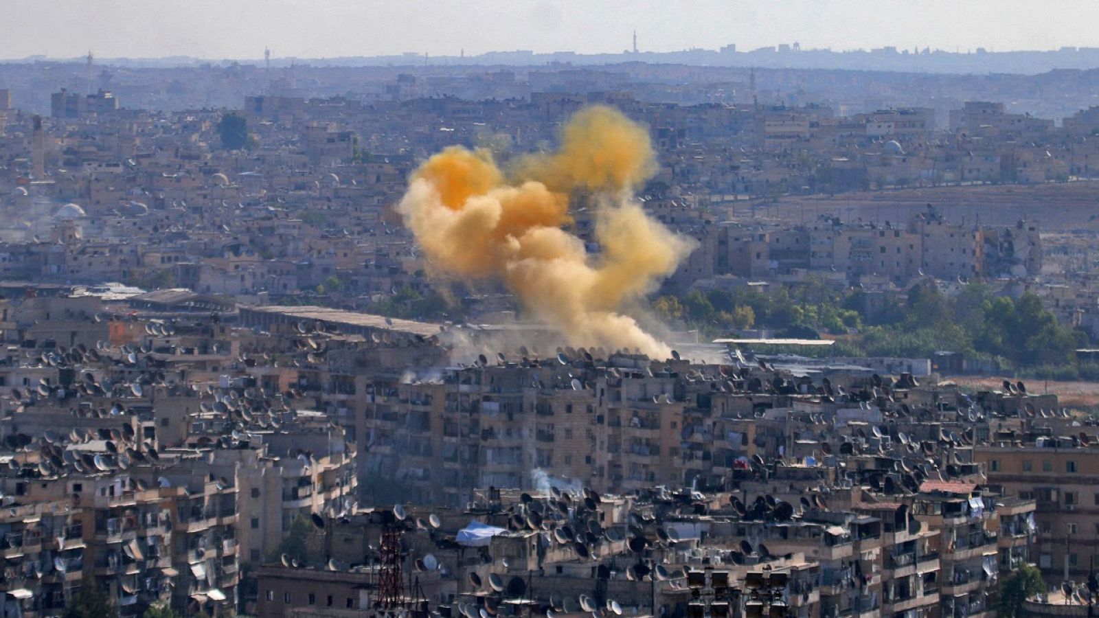 Una columna de humo se eleva en una de las zonas de Alepo reservadas como corredor humanitario