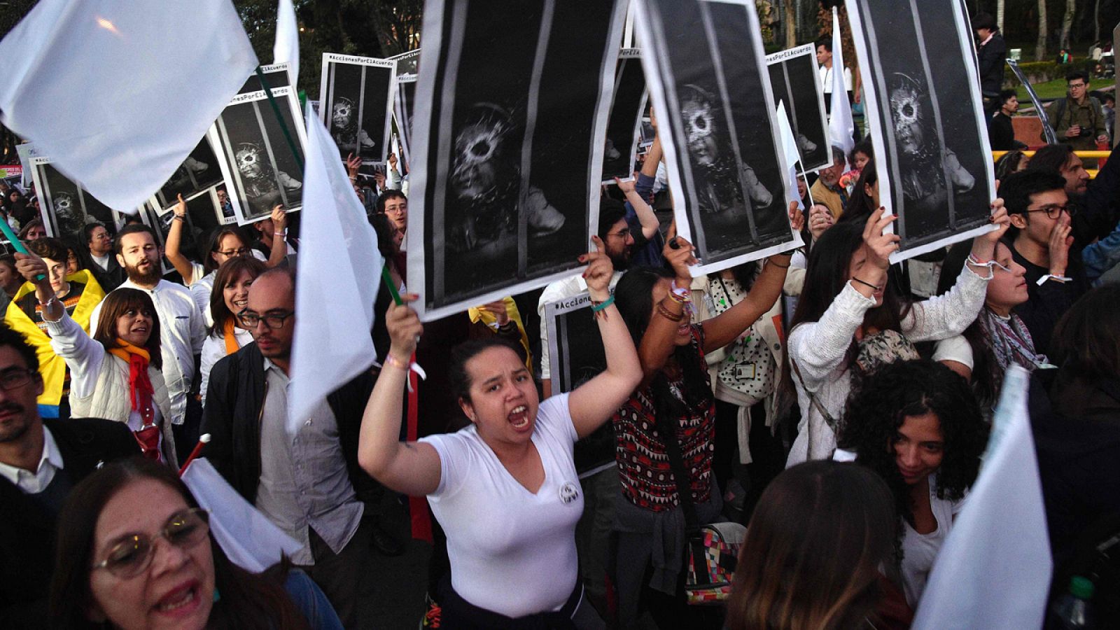 Manifestantes gritan eslóganes por la paz en Bogotá