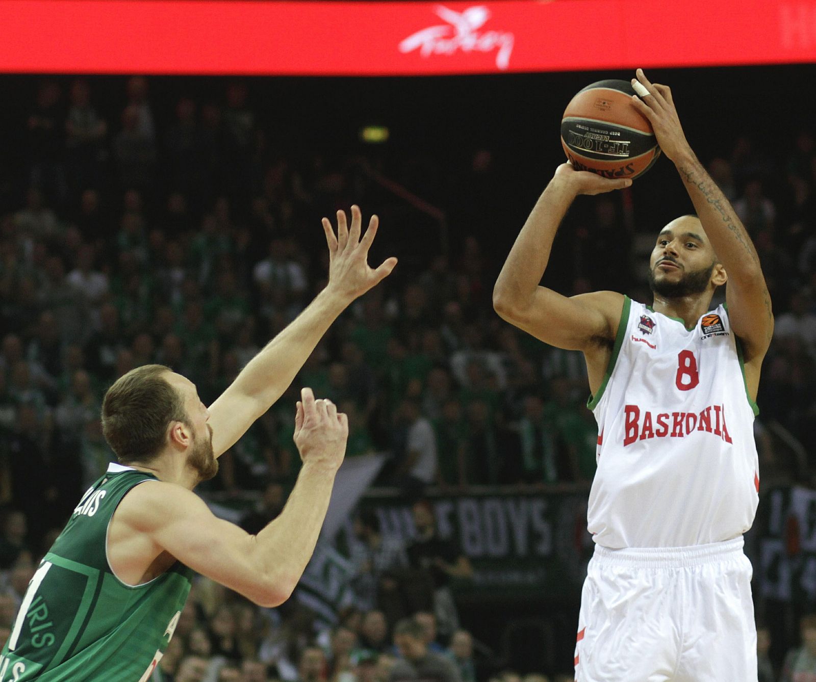 Arturas Milaknis trata de taponar el tiro del baskonista Adam Hanga.