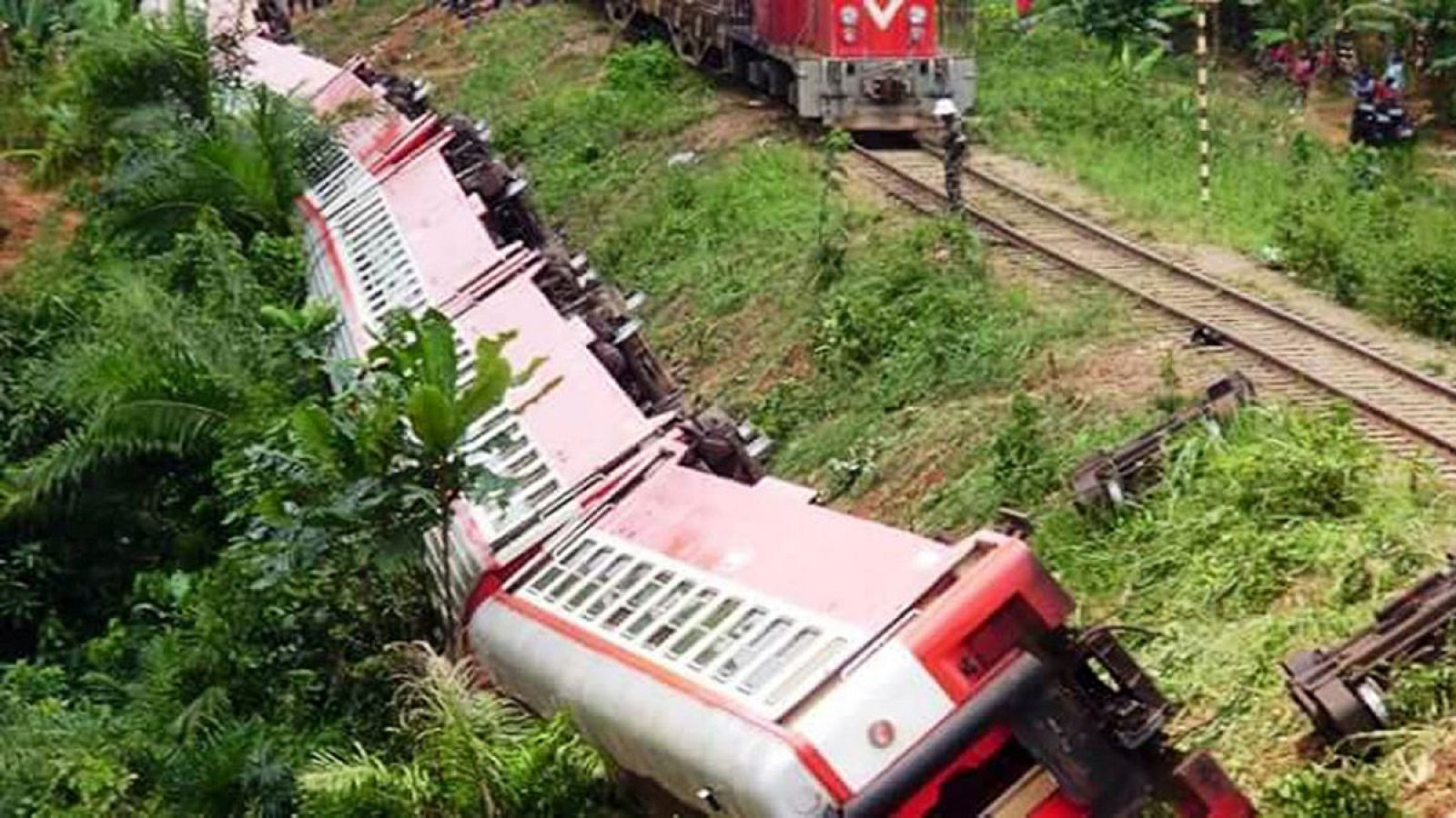Imagen del tren que ha descarrilado entre las dos ciudades más grandes de Camerún.