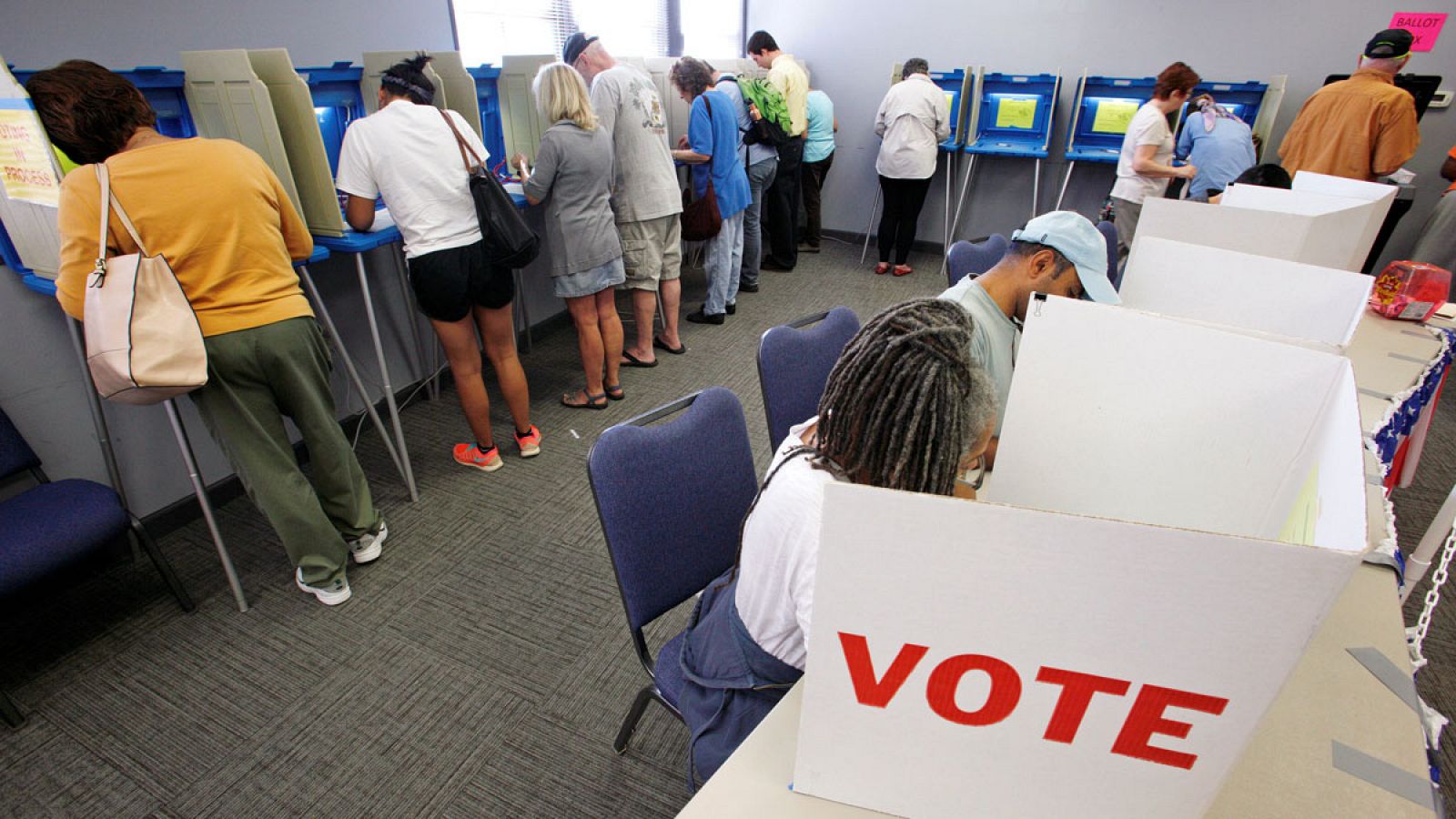 Varias personas votan por adelantado en un colegio electoral de Carolina del Norte.