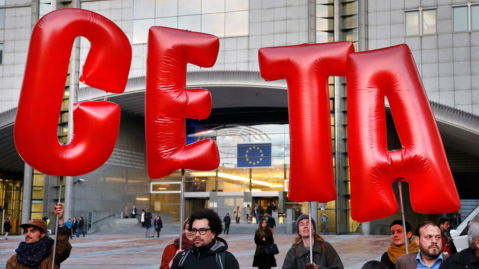 Varias personas protestan contra el CETA en Bruselas