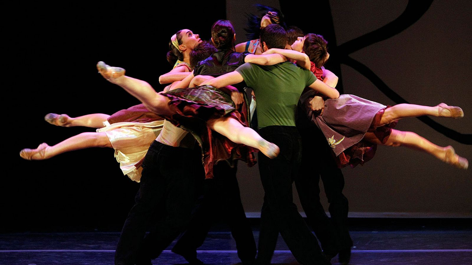Miembros de la compañía de danza de Juan Carlos Santamaría interpretan una de sus coreografías en 'Romeo y Julieta'