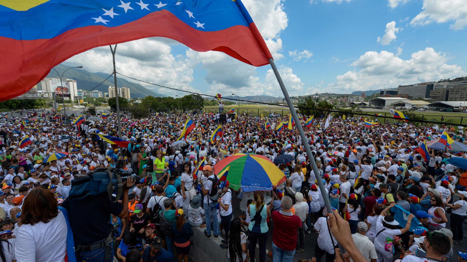 Cientos de mujeres se manifiestan en Caracas contra el gobierno de Nicolás Maduro.