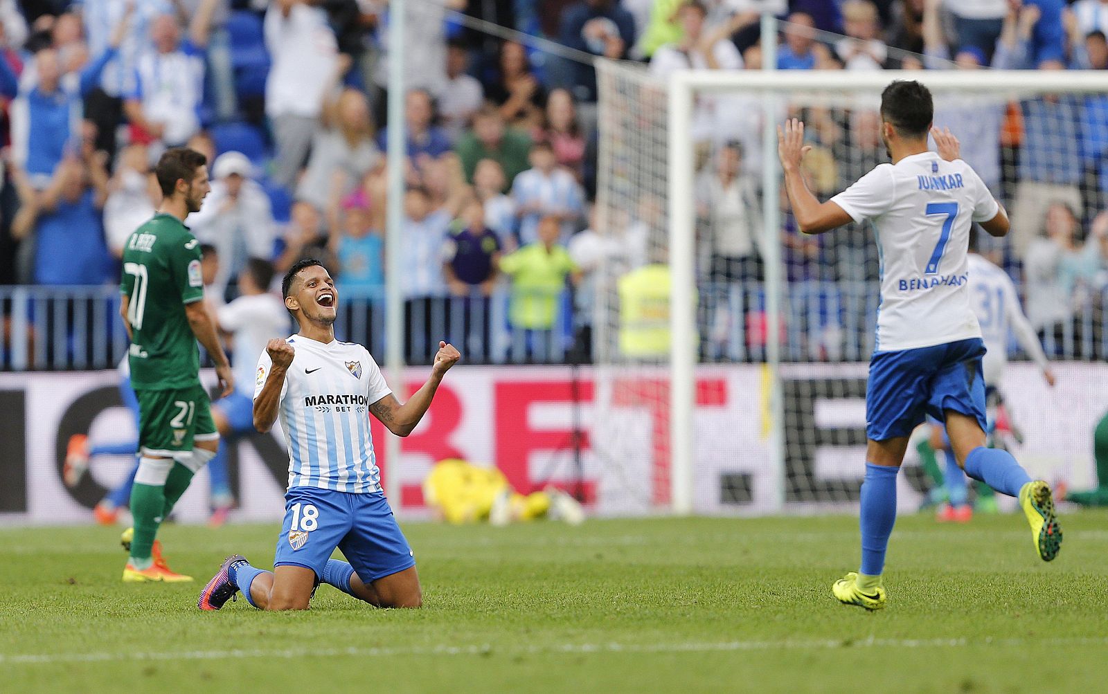 Roberto Rosales (c) celebra con su compañero Juankar Pérez (d) el segundo gol marcado por el 'Chory' Castro.