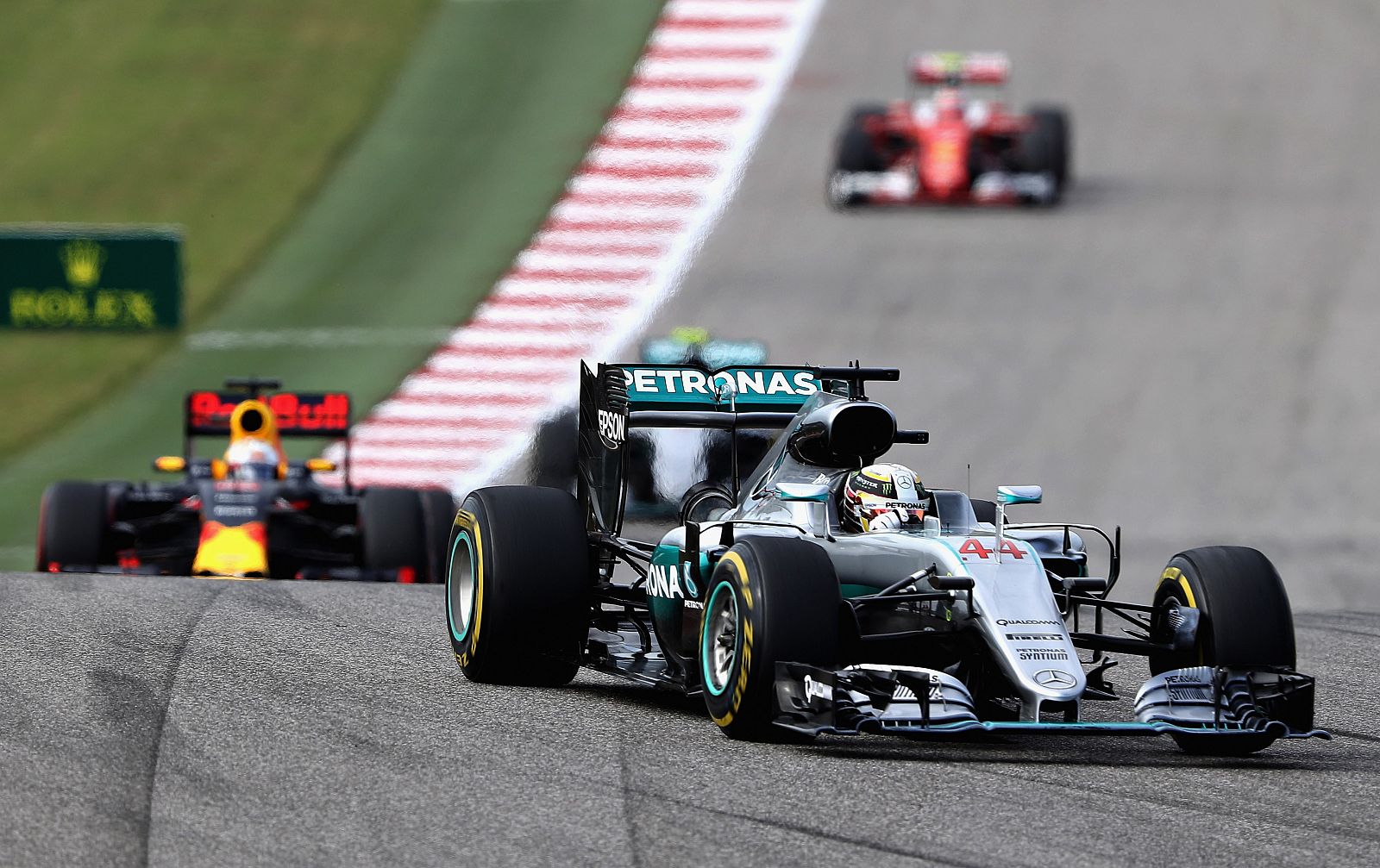 Lewis Hamilton liderando la carrera en el circuito de Austin.