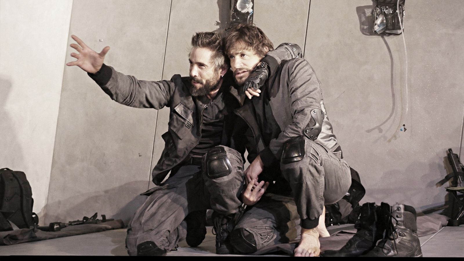 Unax Ugalde e Iván Hermes en una escena de 'Escuadra hacia la muerte', en el Teatro María Guerrero de Madrid.
