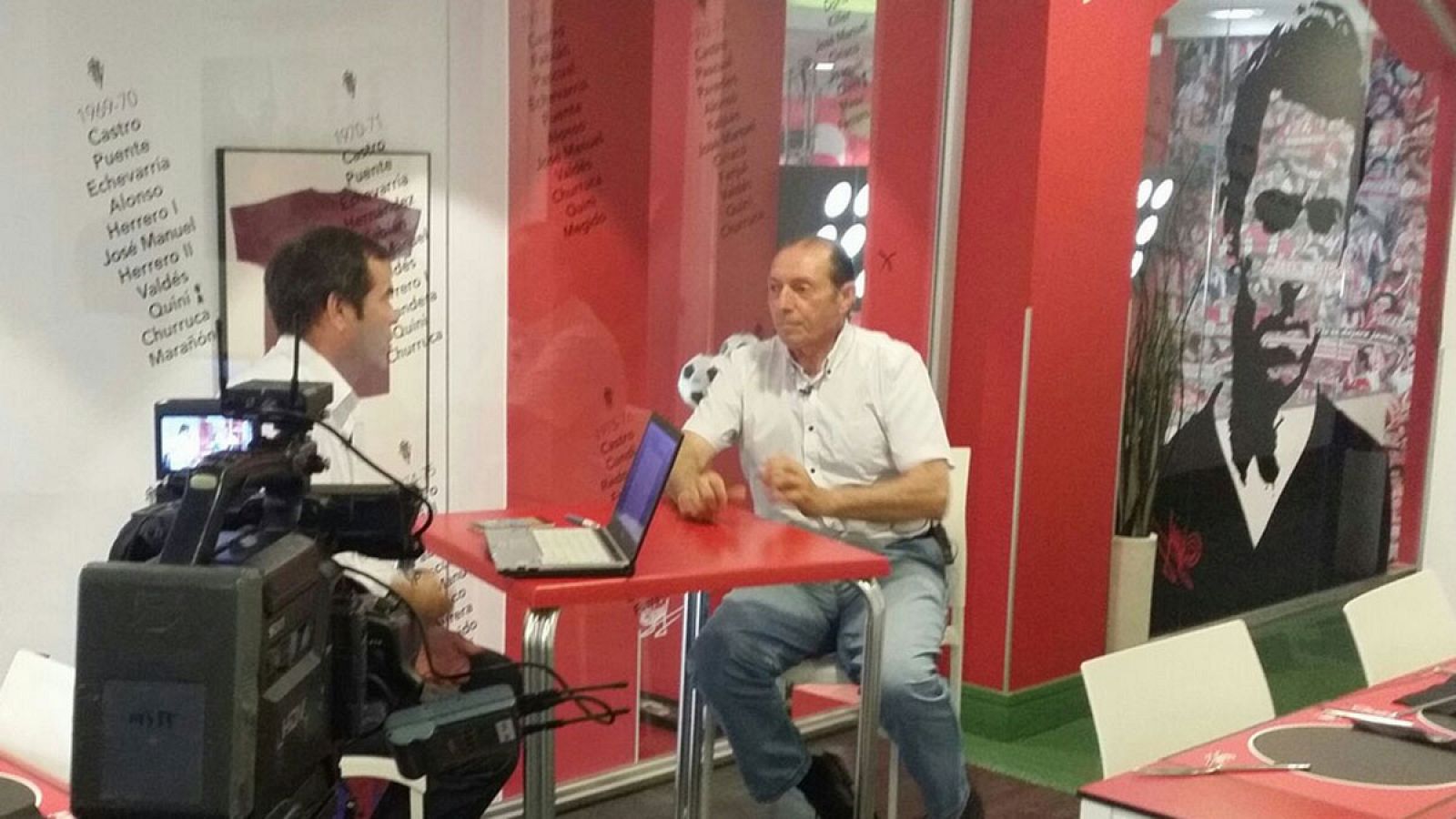 El futbolista Quini en la entrevista con Paco Grande.
