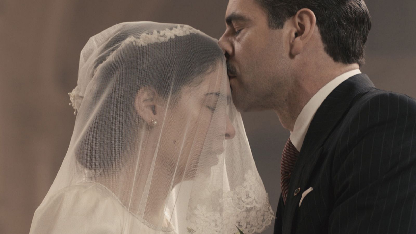 Rafael besa a la pobre Elena antes de que se case con Mauricio
