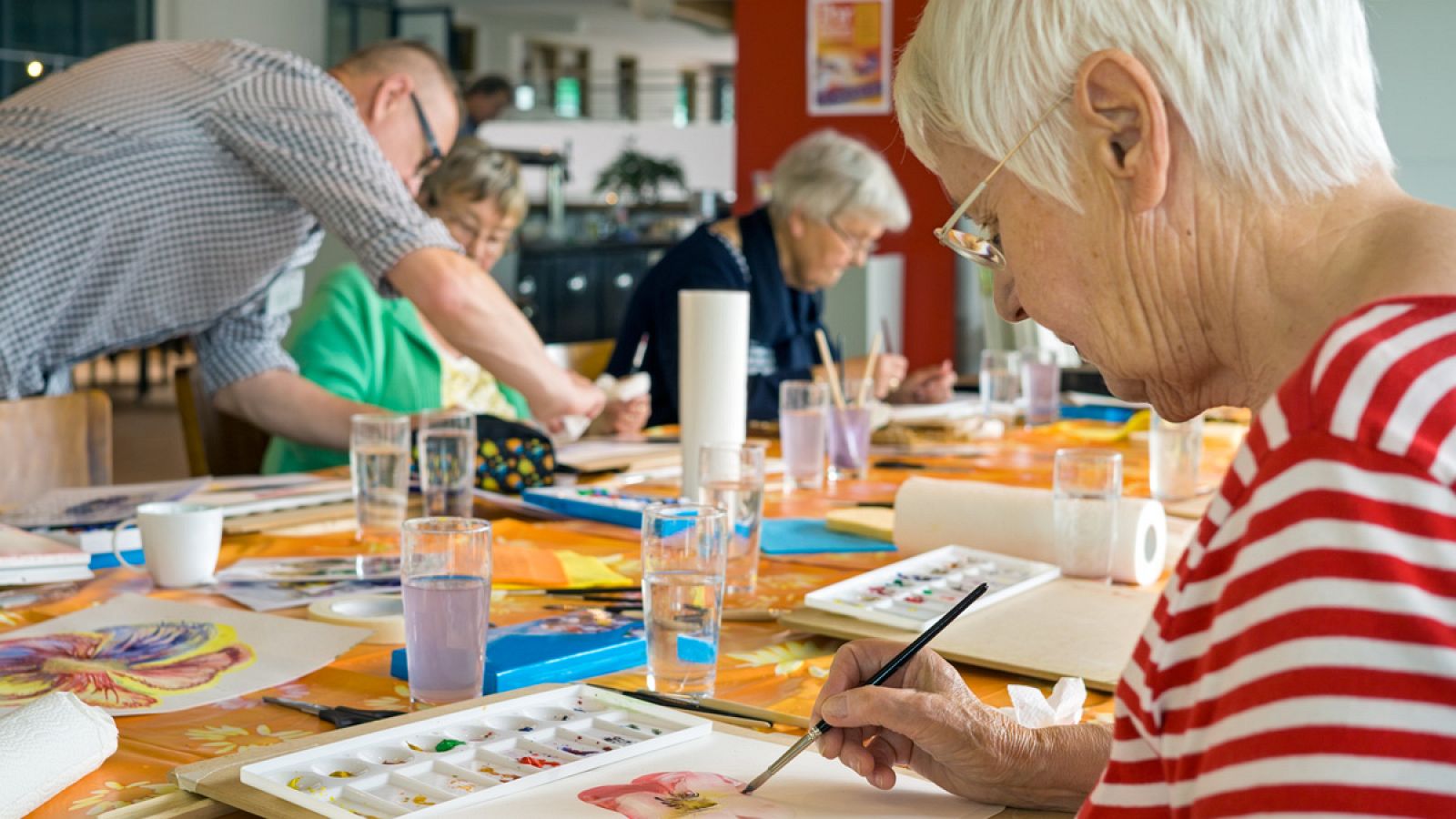 Un grupo de mujeres jubiladas en un taller de pintura