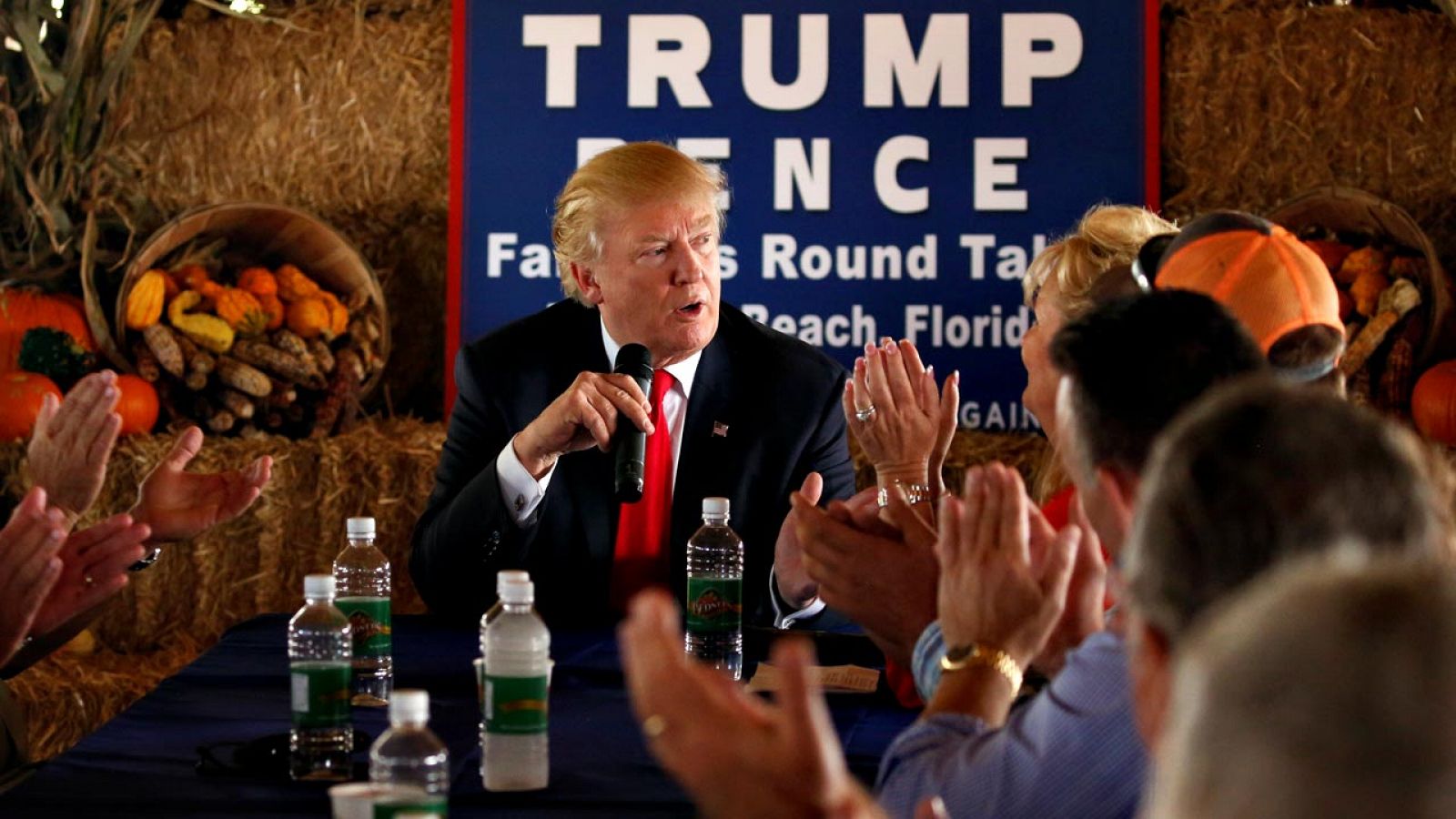 El candidato republicano a la Casa Blanca, Donald Trump, durante la reunión que ha mantenido con agricultores de una localidad de Florida