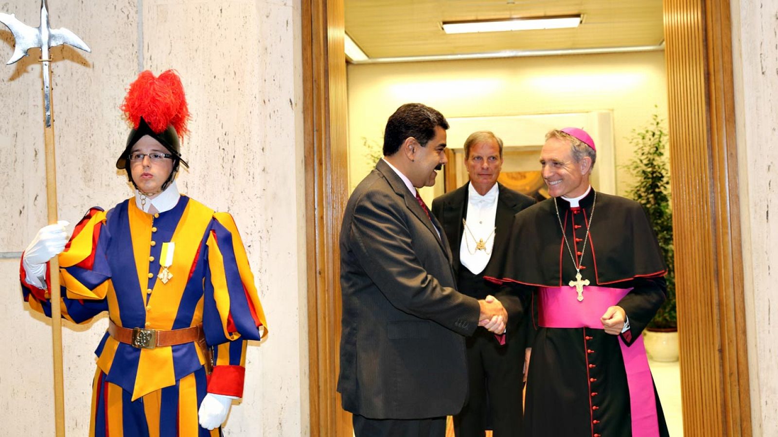 El presidente de Venezuela, Nicolás Maduro, es recibido por el presbíterio italiano Guido Marini, en El Vaticano