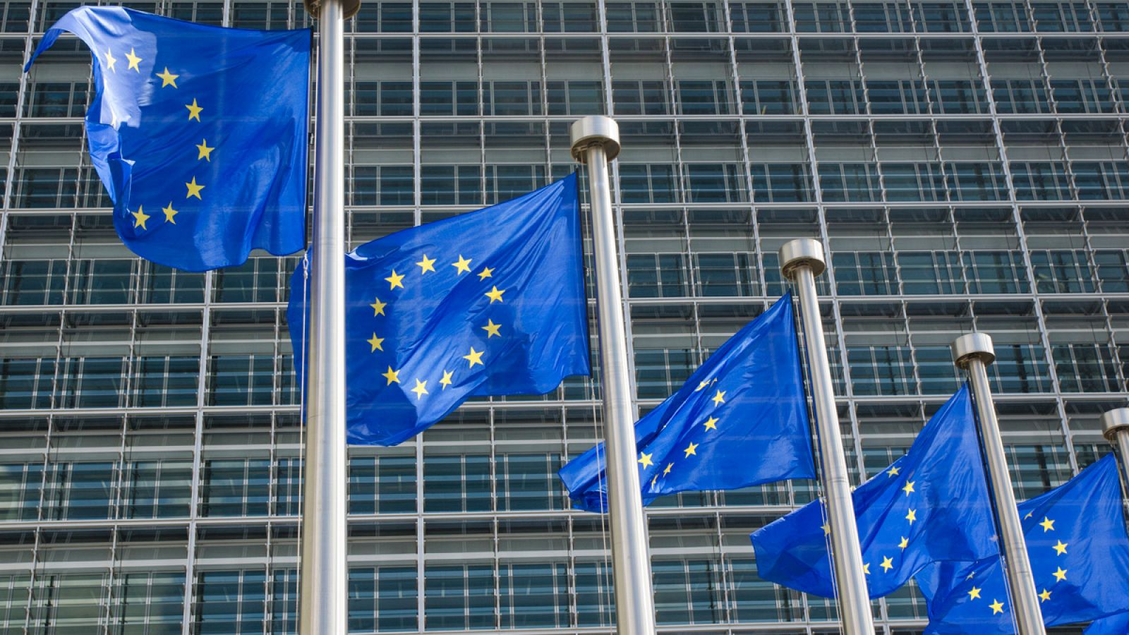 Banderas de la UE en la sede de la Comisión Europea en Bruselas